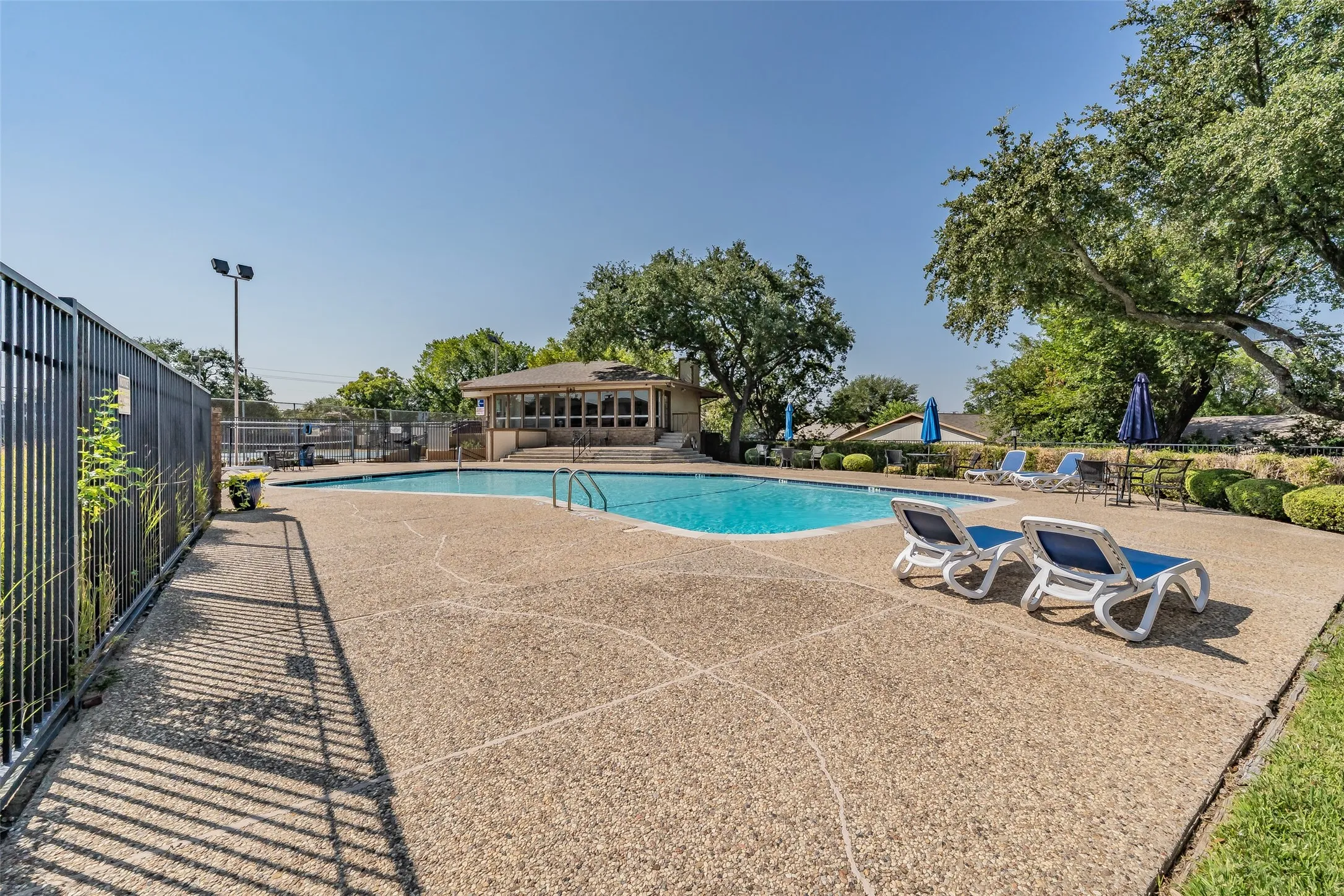 Townhouse For Sale in Tarrant County , 23 Park Lane, Bedford, Texas 76021, 2 Bedroom, 2 Bathroom, 2 Garage spaces, 1,060 Sqft, built in 1983, mls#21347299, Real Estate Agent in Bedford, Homes For Sale in Tarrant county, Homes For Sale in Bedford, Realtor in Bedford Texas, Real Estate Brokerage Independent Realty Texas, Luminita Cordes Realtor