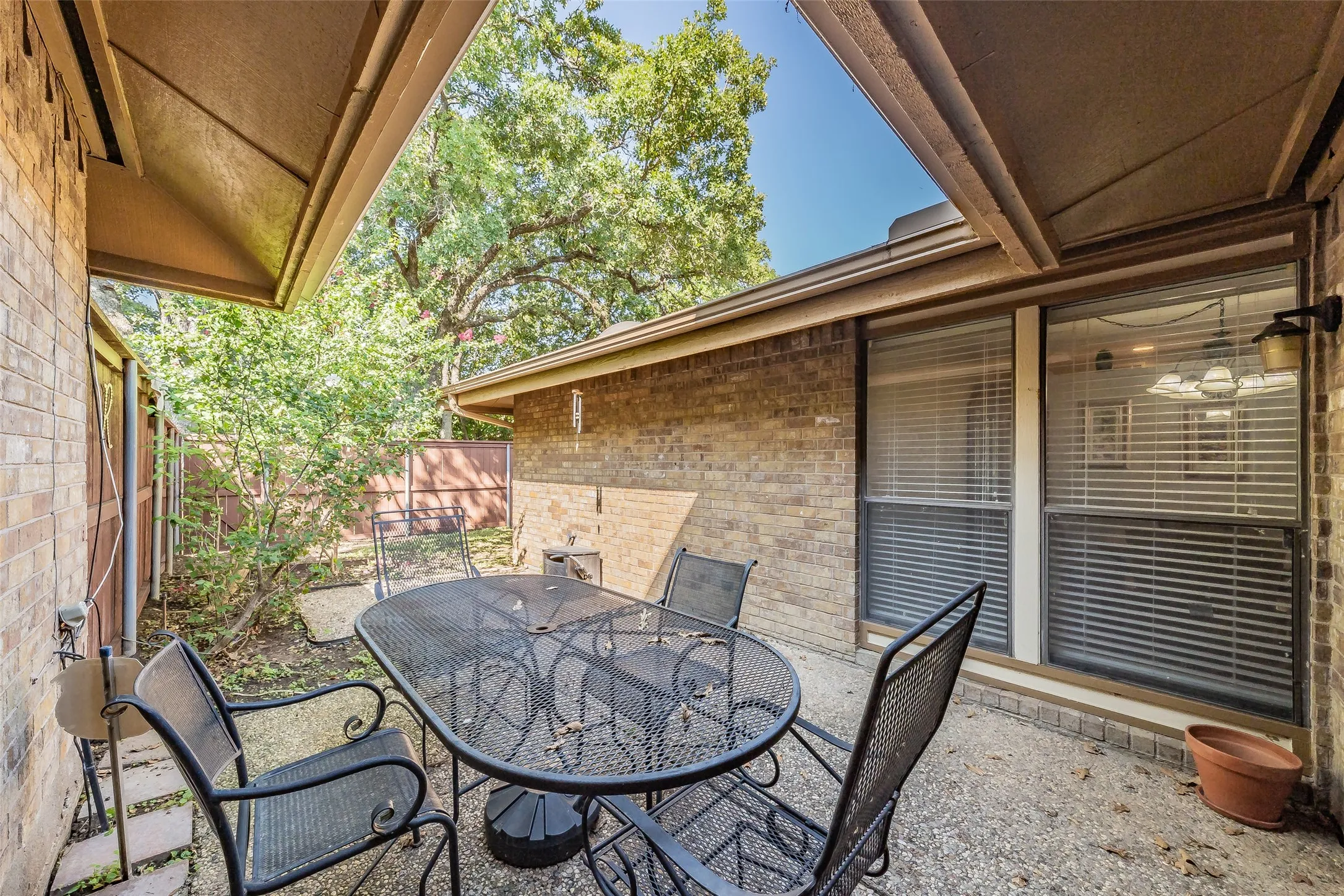 Townhouse For Sale in Tarrant County , 23 Park Lane, Bedford, Texas 76021, 2 Bedroom, 2 Bathroom, 2 Garage spaces, 1,060 Sqft, built in 1983, mls#21347299, Real Estate Agent in Bedford, Homes For Sale in Tarrant county, Homes For Sale in Bedford, Realtor in Bedford Texas, Real Estate Brokerage Independent Realty Texas, Luminita Cordes Realtor