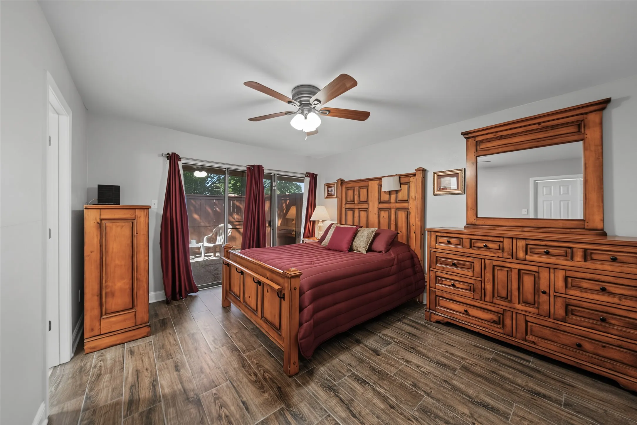 Townhouse For Sale in Tarrant County , 23 Park Lane, Bedford, Texas 76021, 2 Bedroom, 2 Bathroom, 2 Garage spaces, 1,060 Sqft, built in 1983, mls#21347299, Real Estate Agent in Bedford, Homes For Sale in Tarrant county, Homes For Sale in Bedford, Realtor in Bedford Texas, Real Estate Brokerage Independent Realty Texas, Luminita Cordes Realtor