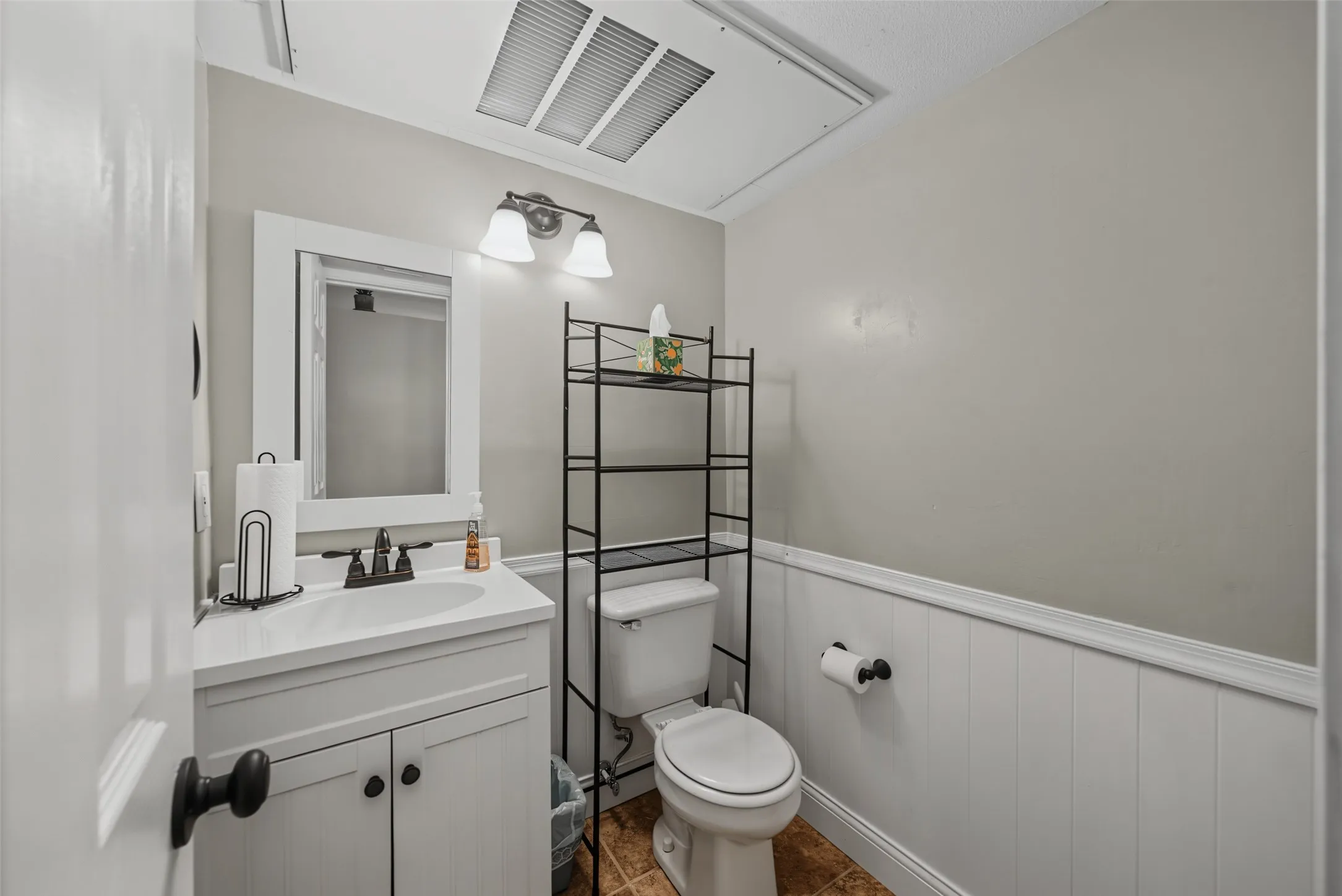 Townhouse For Sale in Tarrant County , 23 Park Lane, Bedford, Texas 76021, 2 Bedroom, 2 Bathroom, 2 Garage spaces, 1,060 Sqft, built in 1983, mls#21347299, Real Estate Agent in Bedford, Homes For Sale in Tarrant county, Homes For Sale in Bedford, Realtor in Bedford Texas, Real Estate Brokerage Independent Realty Texas, Luminita Cordes Realtor