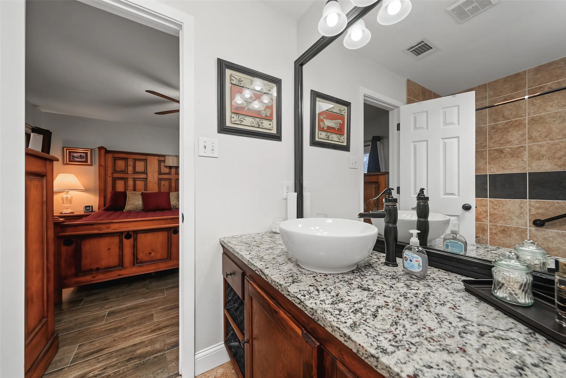 Townhouse For Sale in Tarrant County , 23 Park Lane, Bedford, Texas 76021, 2 Bedroom, 2 Bathroom, 2 Garage spaces, 1,060 Sqft, built in 1983, mls#21347299, Real Estate Agent in Bedford, Homes For Sale in Tarrant county, Homes For Sale in Bedford, Realtor in Bedford Texas, Real Estate Brokerage Independent Realty Texas, Luminita Cordes Realtor