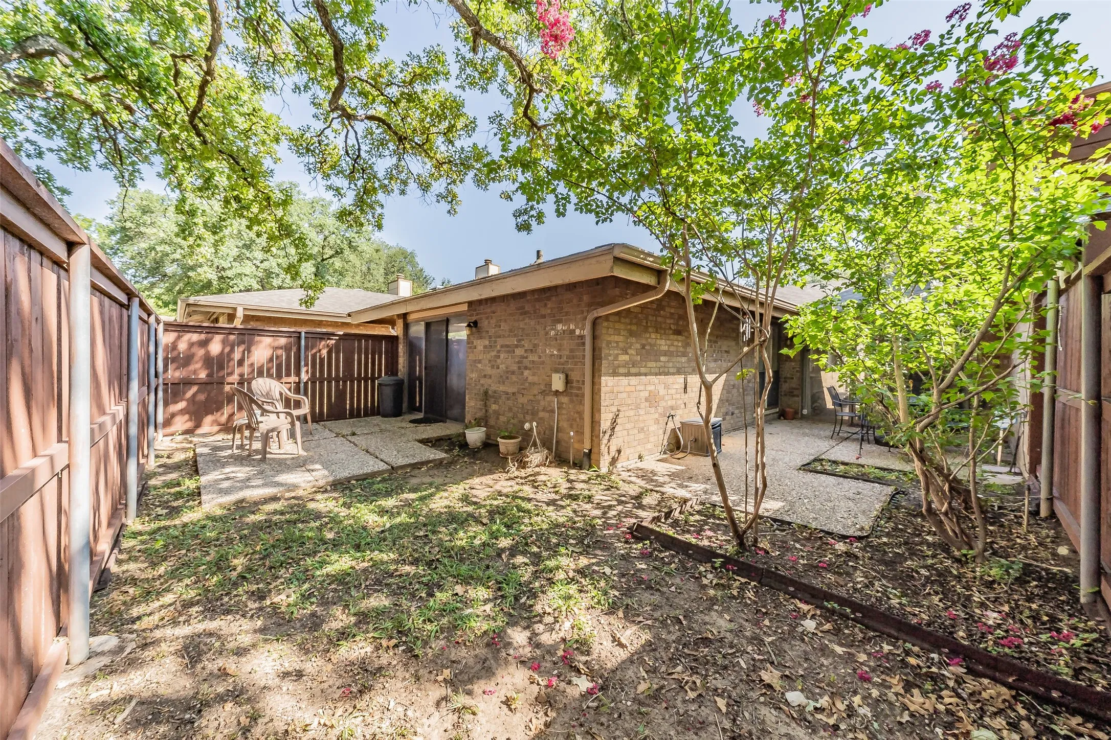 Townhouse For Sale in Tarrant County , 23 Park Lane, Bedford, Texas 76021, 2 Bedroom, 2 Bathroom, 2 Garage spaces, 1,060 Sqft, built in 1983, mls#21347299, Real Estate Agent in Bedford, Homes For Sale in Tarrant county, Homes For Sale in Bedford, Realtor in Bedford Texas, Real Estate Brokerage Independent Realty Texas, Luminita Cordes Realtor
