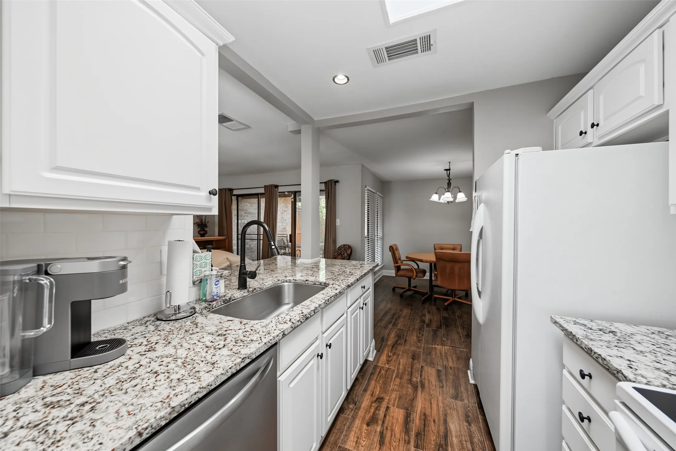 Townhouse For Sale in Tarrant County , 23 Park Lane, Bedford, Texas 76021, 2 Bedroom, 2 Bathroom, 2 Garage spaces, 1,060 Sqft, built in 1983, mls#21347299, Real Estate Agent in Bedford, Homes For Sale in Tarrant county, Homes For Sale in Bedford, Realtor in Bedford Texas, Real Estate Brokerage Independent Realty Texas, Luminita Cordes Realtor
