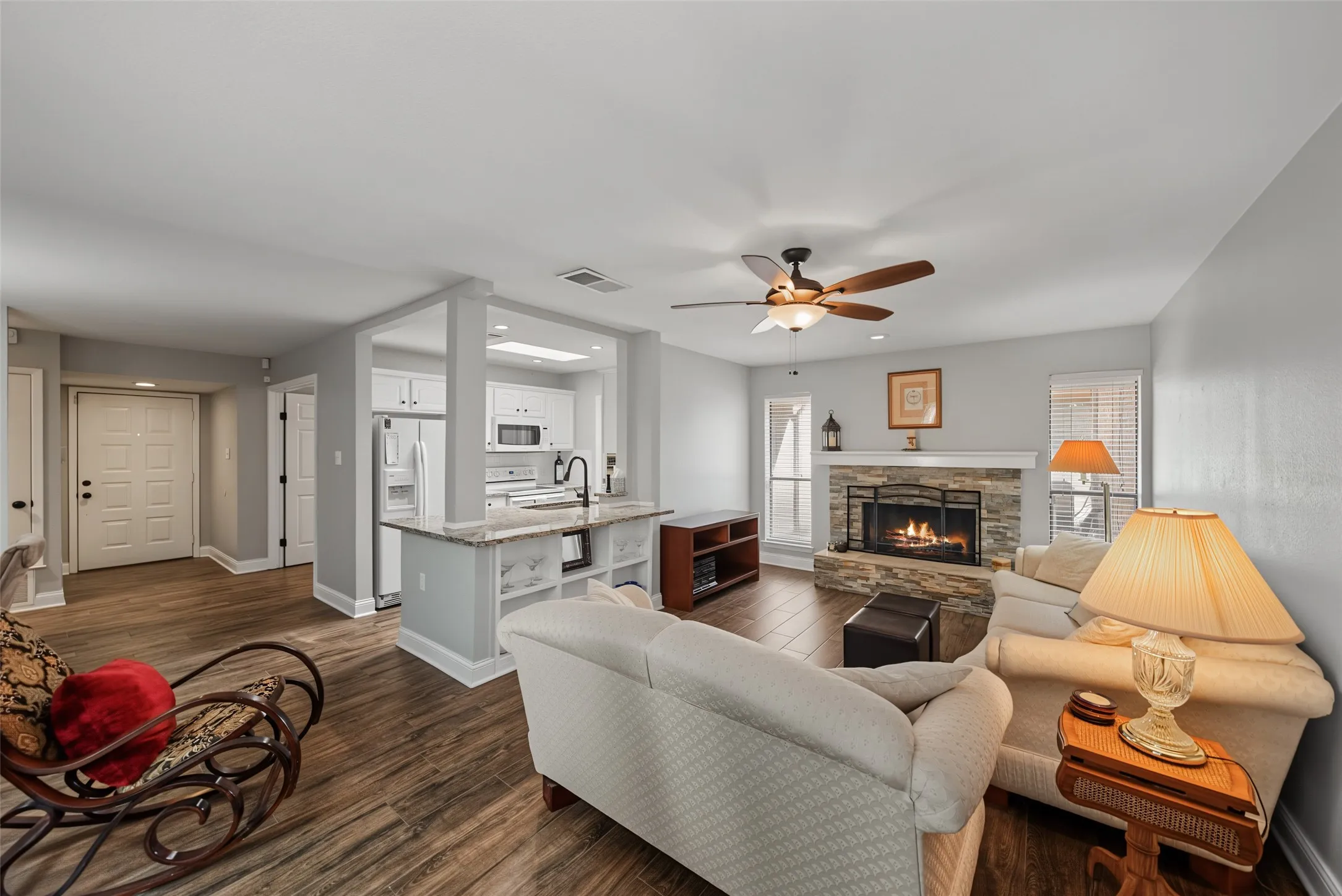 Townhouse For Sale in Tarrant County , 23 Park Lane, Bedford, Texas 76021, 2 Bedroom, 2 Bathroom, 2 Garage spaces, 1,060 Sqft, built in 1983, mls#21347299, Real Estate Agent in Bedford, Homes For Sale in Tarrant county, Homes For Sale in Bedford, Realtor in Bedford Texas, Real Estate Brokerage Independent Realty Texas, Luminita Cordes Realtor