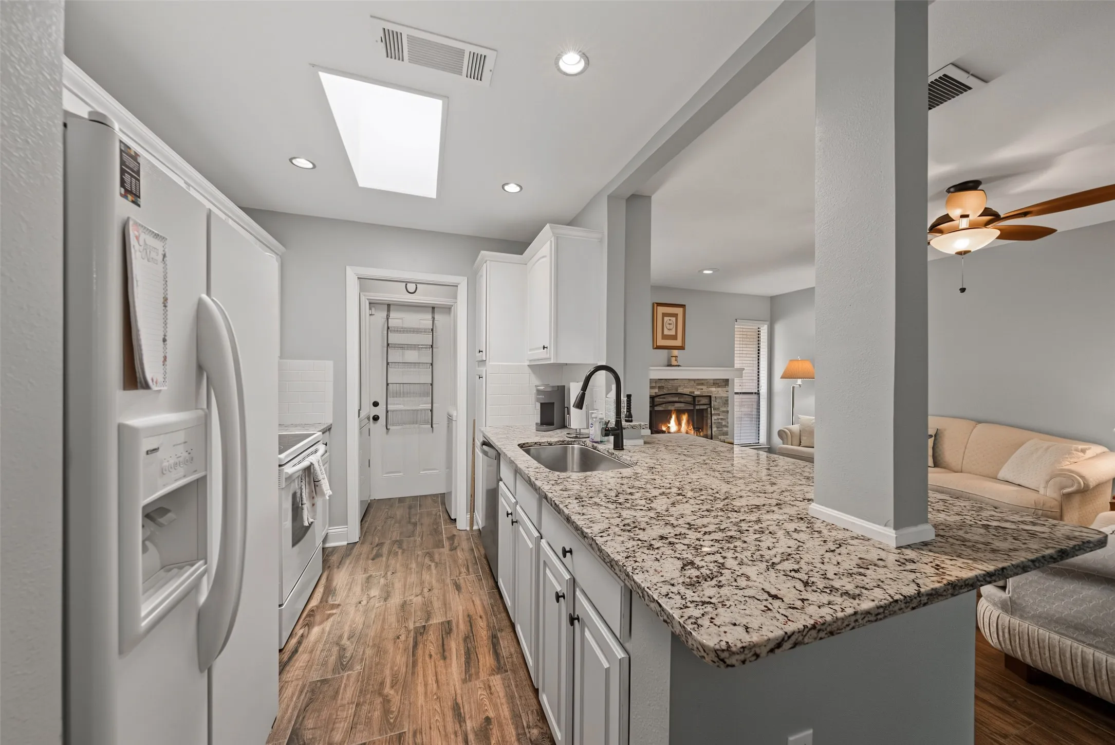 Townhouse For Sale in Tarrant County , 23 Park Lane, Bedford, Texas 76021, 2 Bedroom, 2 Bathroom, 2 Garage spaces, 1,060 Sqft, built in 1983, mls#21347299, Real Estate Agent in Bedford, Homes For Sale in Tarrant county, Homes For Sale in Bedford, Realtor in Bedford Texas, Real Estate Brokerage Independent Realty Texas, Luminita Cordes Realtor