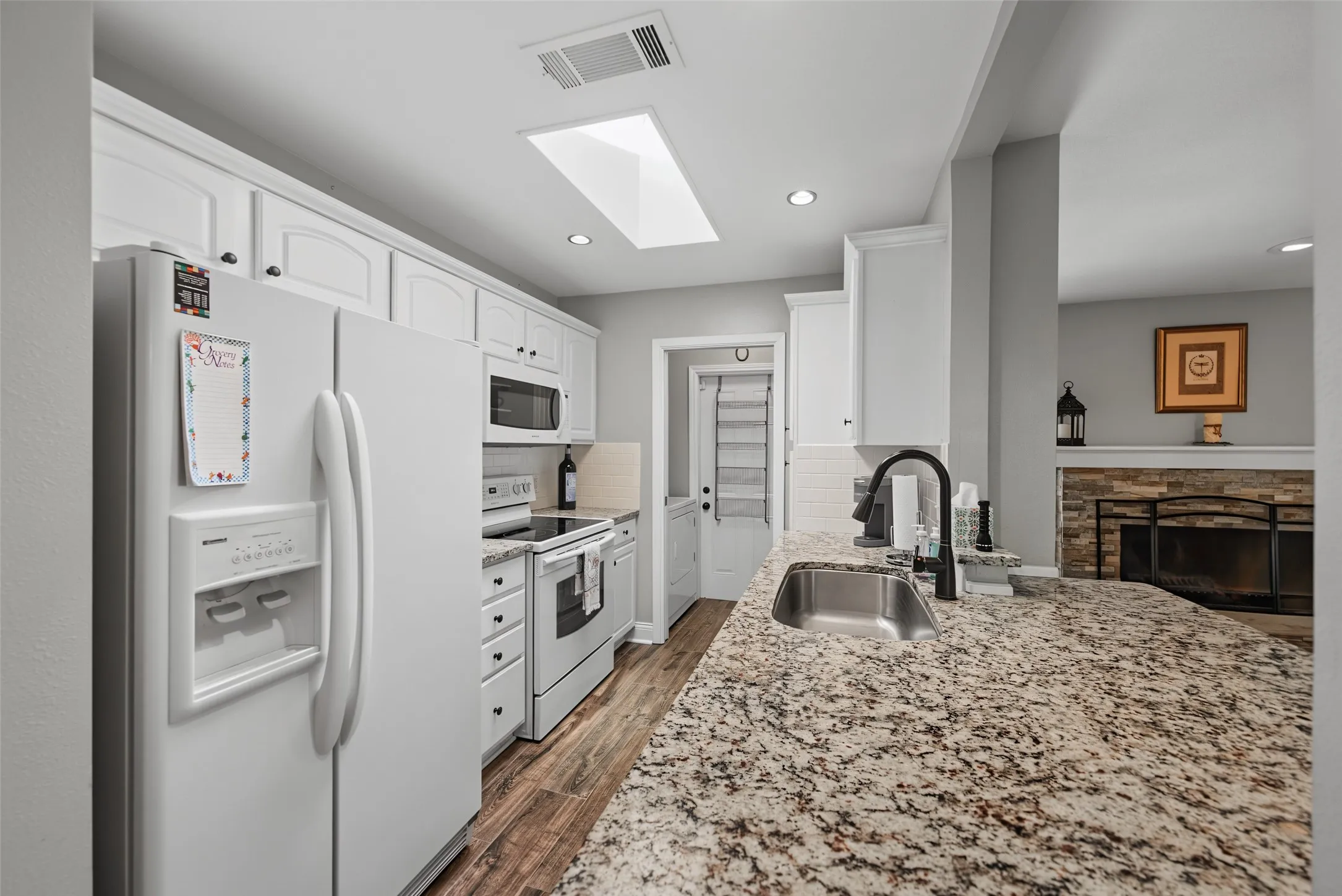 Townhouse For Sale in Tarrant County , 23 Park Lane, Bedford, Texas 76021, 2 Bedroom, 2 Bathroom, 2 Garage spaces, 1,060 Sqft, built in 1983, mls#21347299, Real Estate Agent in Bedford, Homes For Sale in Tarrant county, Homes For Sale in Bedford, Realtor in Bedford Texas, Real Estate Brokerage Independent Realty Texas, Luminita Cordes Realtor
