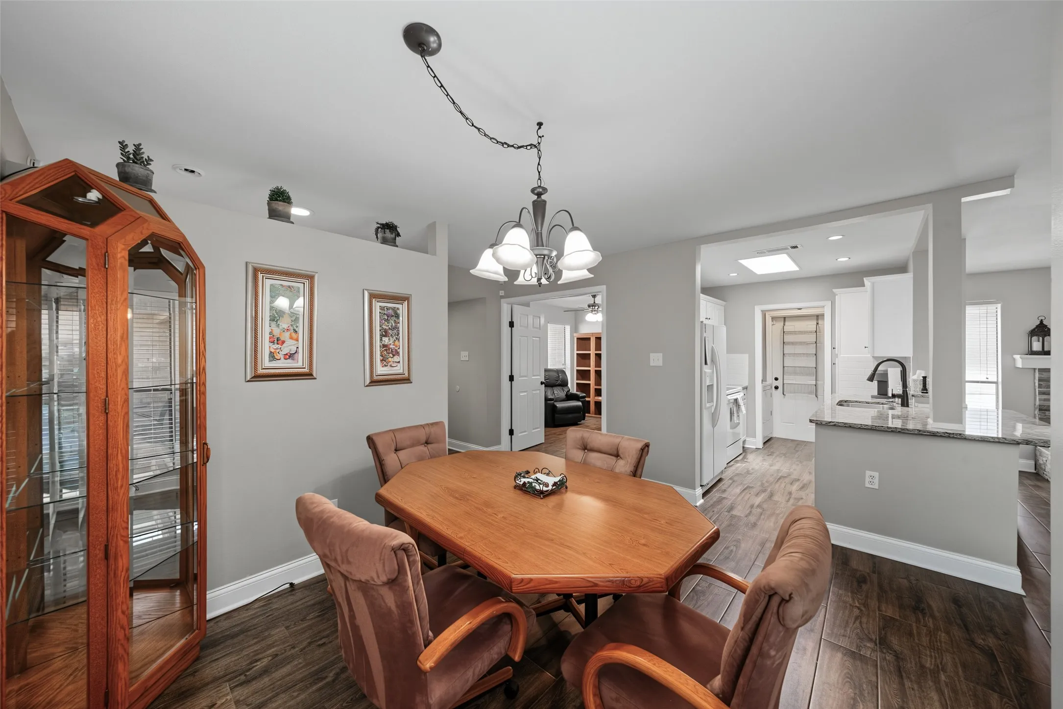 Townhouse For Sale in Tarrant County , 23 Park Lane, Bedford, Texas 76021, 2 Bedroom, 2 Bathroom, 2 Garage spaces, 1,060 Sqft, built in 1983, mls#21347299, Real Estate Agent in Bedford, Homes For Sale in Tarrant county, Homes For Sale in Bedford, Realtor in Bedford Texas, Real Estate Brokerage Independent Realty Texas, Luminita Cordes Realtor