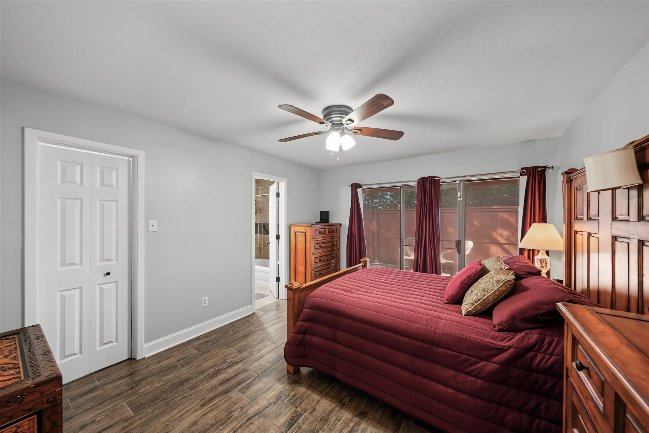 Townhouse For Sale in Tarrant County , 23 Park Lane, Bedford, Texas 76021, 2 Bedroom, 2 Bathroom, 2 Garage spaces, 1,060 Sqft, built in 1983, mls#21347299, Real Estate Agent in Bedford, Homes For Sale in Tarrant county, Homes For Sale in Bedford, Realtor in Bedford Texas, Real Estate Brokerage Independent Realty Texas, Luminita Cordes Realtor