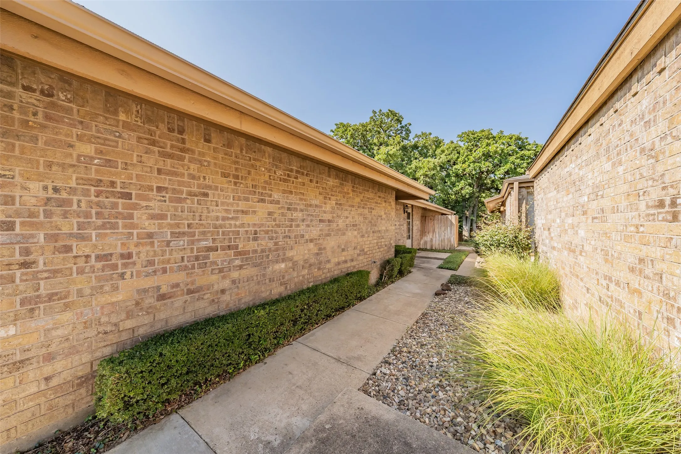 Townhouse For Sale in Tarrant County , 23 Park Lane, Bedford, Texas 76021, 2 Bedroom, 2 Bathroom, 2 Garage spaces, 1,060 Sqft, built in 1983, mls#21347299, Real Estate Agent in Bedford, Homes For Sale in Tarrant county, Homes For Sale in Bedford, Realtor in Bedford Texas, Real Estate Brokerage Independent Realty Texas, Luminita Cordes Realtor