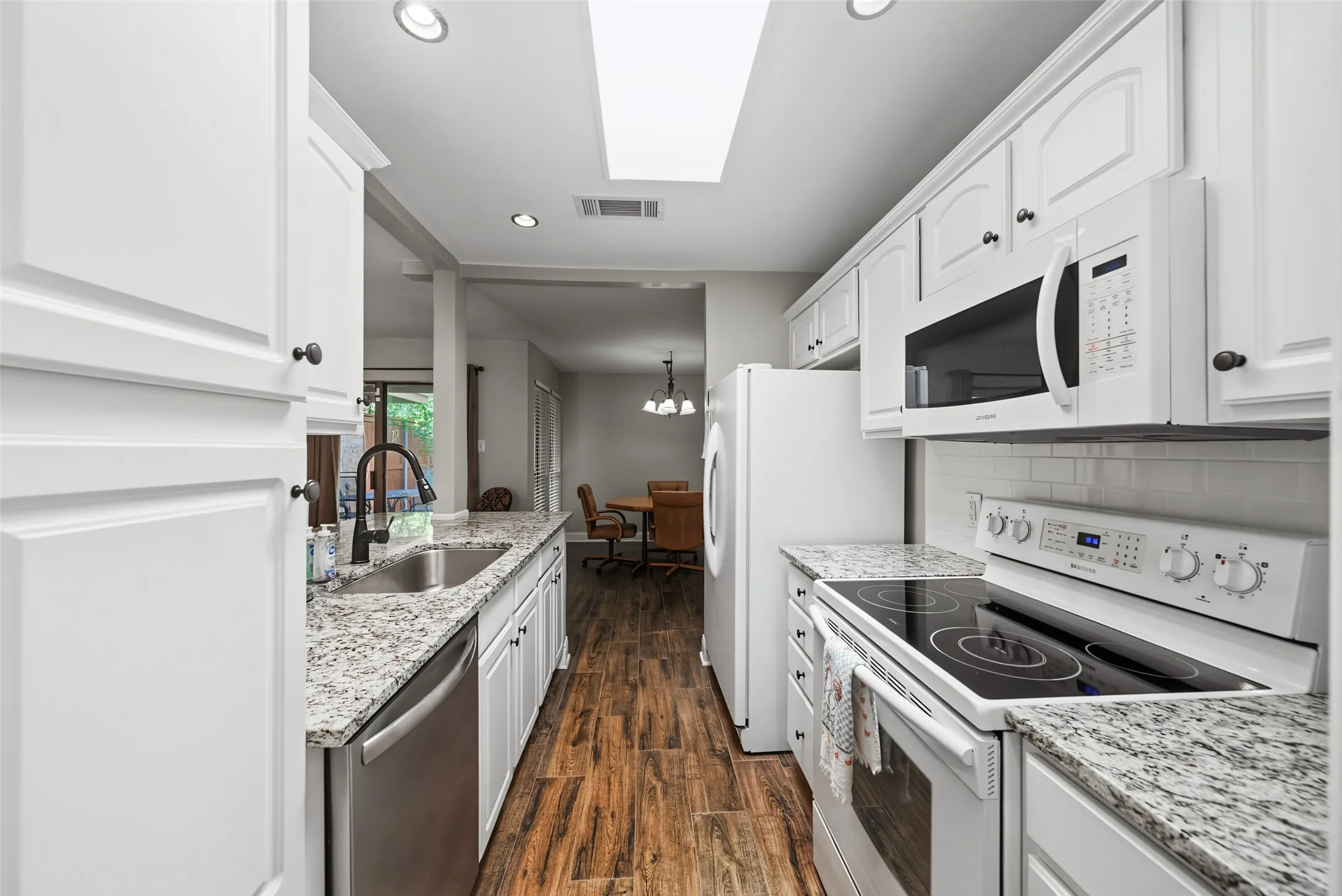 Townhouse For Sale in Tarrant County , 23 Park Lane, Bedford, Texas 76021, 2 Bedroom, 2 Bathroom, 2 Garage spaces, 1,060 Sqft, built in 1983, mls#21347299, Real Estate Agent in Bedford, Homes For Sale in Tarrant county, Homes For Sale in Bedford, Realtor in Bedford Texas, Real Estate Brokerage Independent Realty Texas, Luminita Cordes Realtor