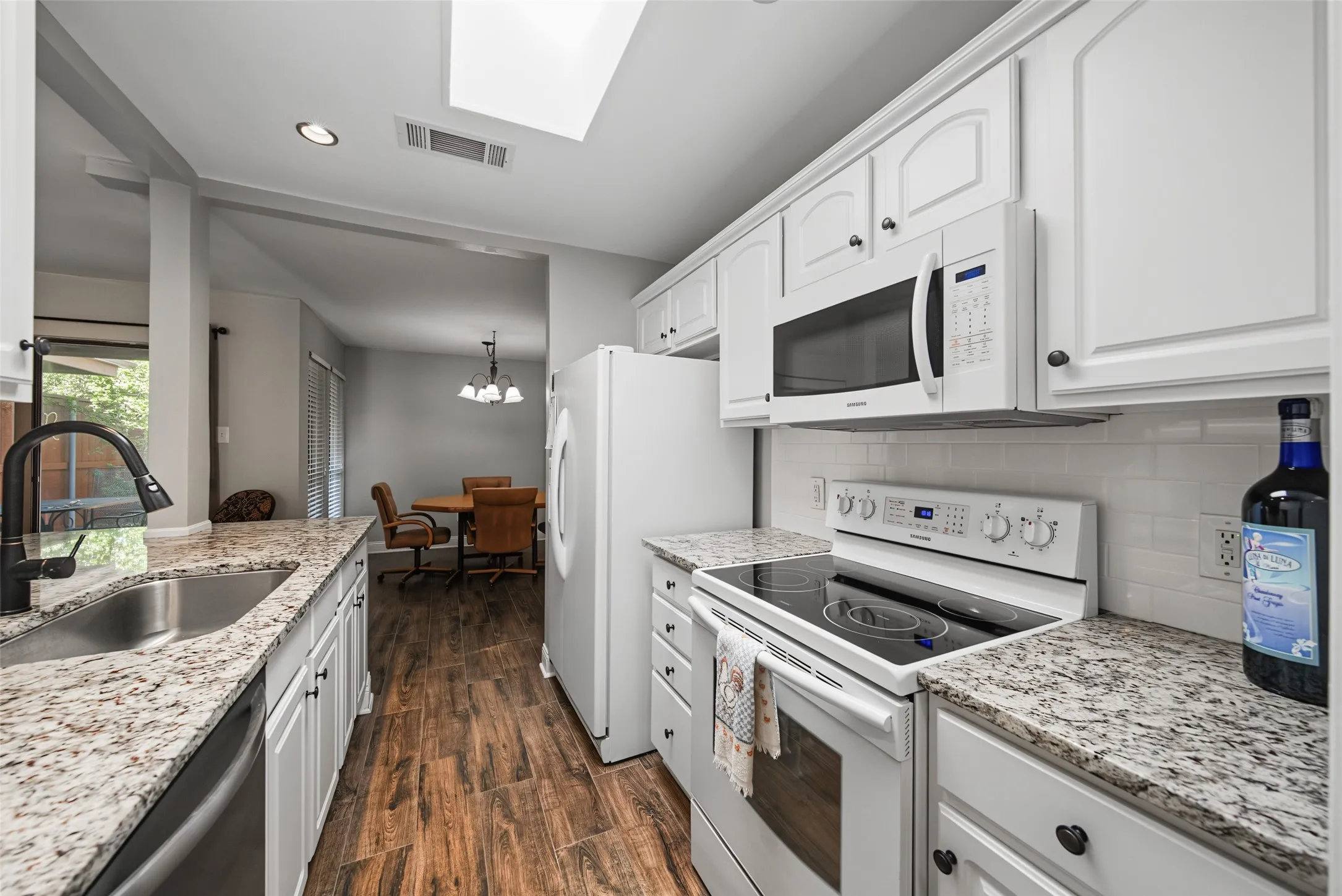 Townhouse For Sale in Tarrant County , 23 Park Lane, Bedford, Texas 76021, 2 Bedroom, 2 Bathroom, 2 Garage spaces, 1,060 Sqft, built in 1983, mls#21347299, Real Estate Agent in Bedford, Homes For Sale in Tarrant county, Homes For Sale in Bedford, Realtor in Bedford Texas, Real Estate Brokerage Independent Realty Texas, Luminita Cordes Realtor