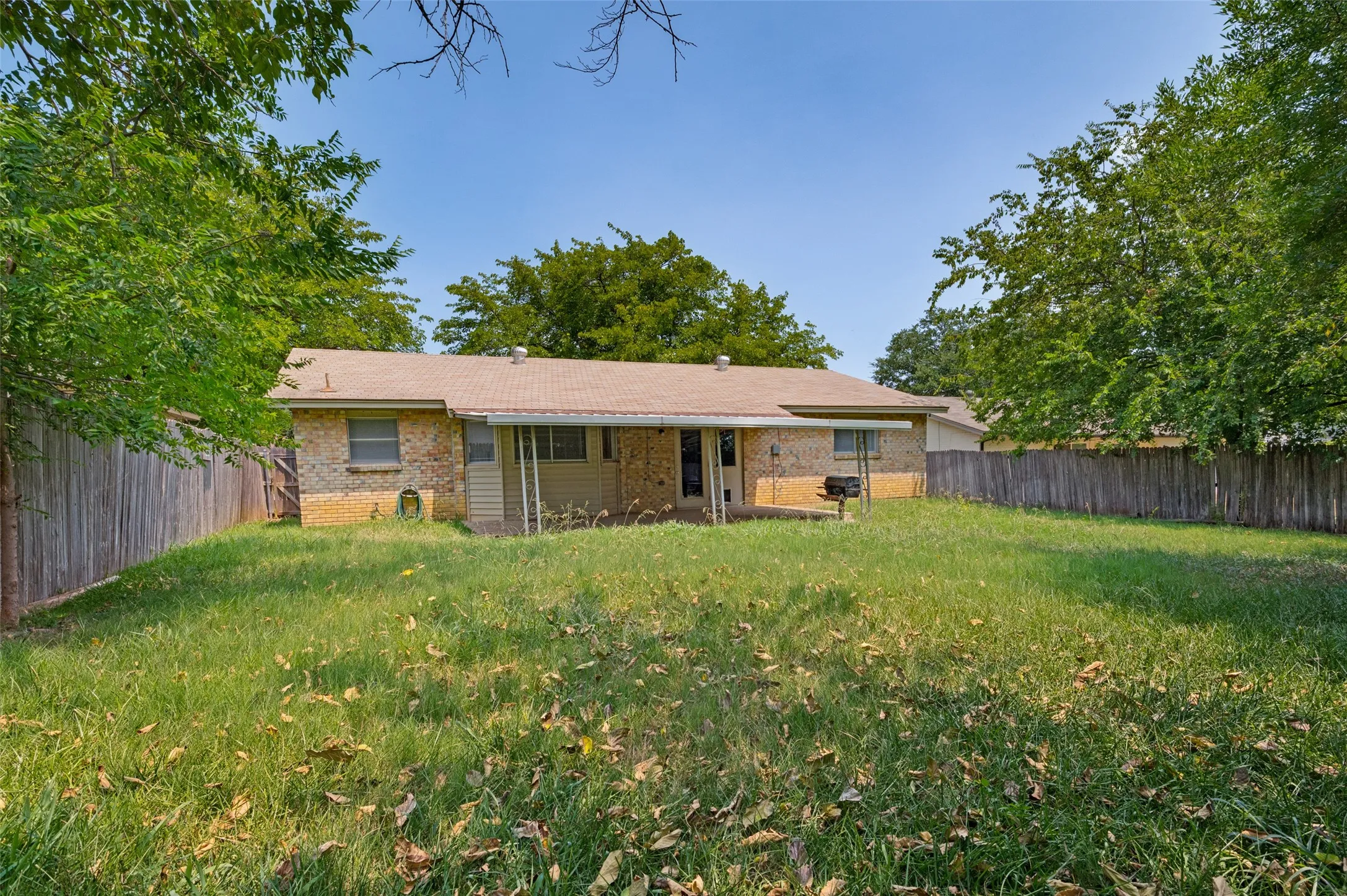 Single Family Residence For Sale in Tarrant County , 1514 Natches Drive, Arlington, Texas 76014, 3 Bedroom, 2 Bathroom, 2 Garage spaces, 1,341 Sqft, built in 1971, mls#21347390, Real Estate Agent in Arlington, Homes For Sale in Tarrant county, Homes For Sale in Arlington, Realtor in Arlington Texas, Real Estate Brokerage Independent Realty Texas, Luminita Cordes Realtor