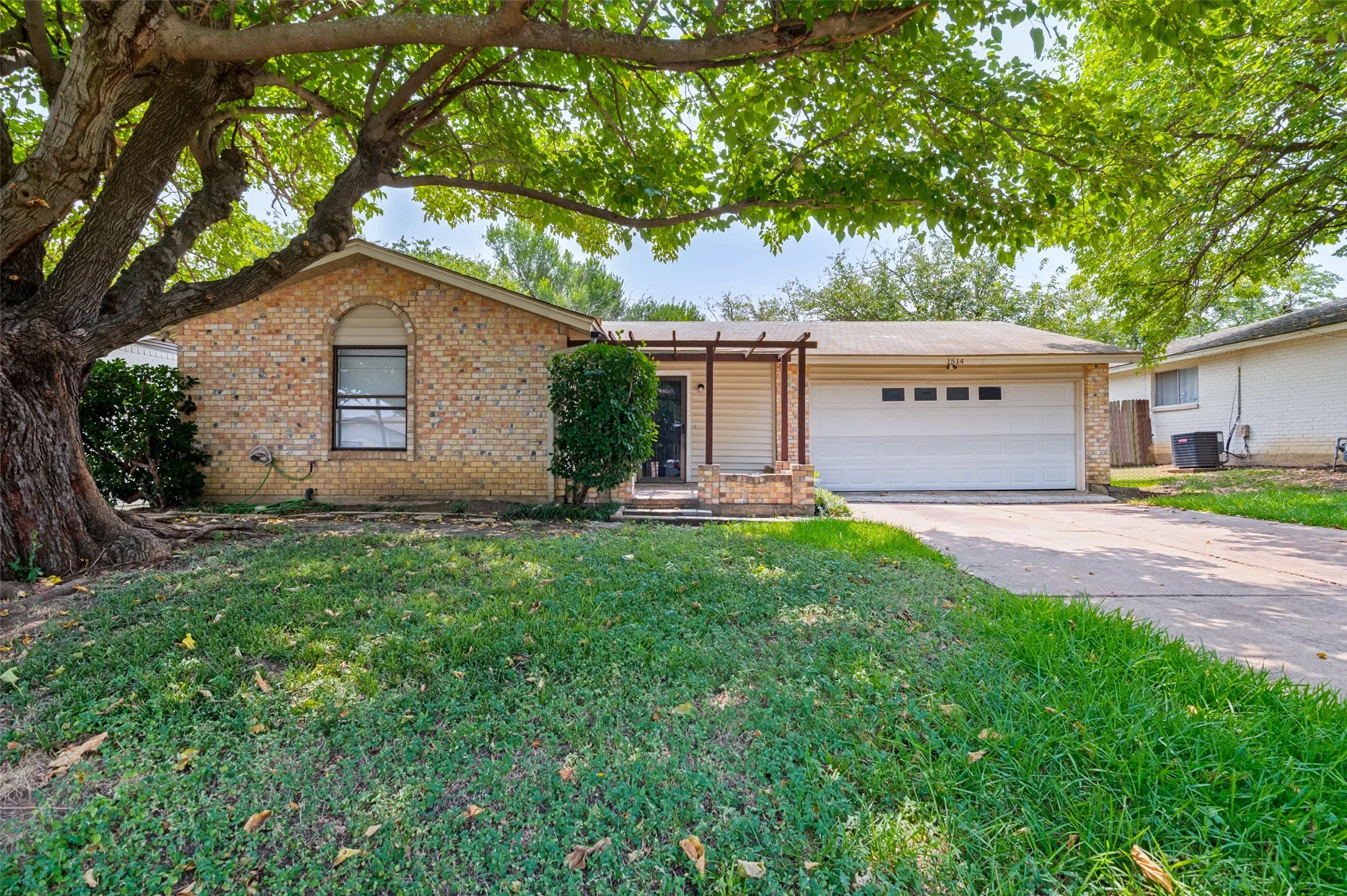 Single Family Residence For Sale in Tarrant County , 1514 Natches Drive, Arlington, Texas 76014, 3 Bedroom, 2 Bathroom, 2 Garage spaces, 1,341 Sqft, built in 1971, mls#21347390, Real Estate Agent in Arlington, Homes For Sale in Tarrant county, Homes For Sale in Arlington, Realtor in Arlington Texas, Real Estate Brokerage Independent Realty Texas, Luminita Cordes Realtor