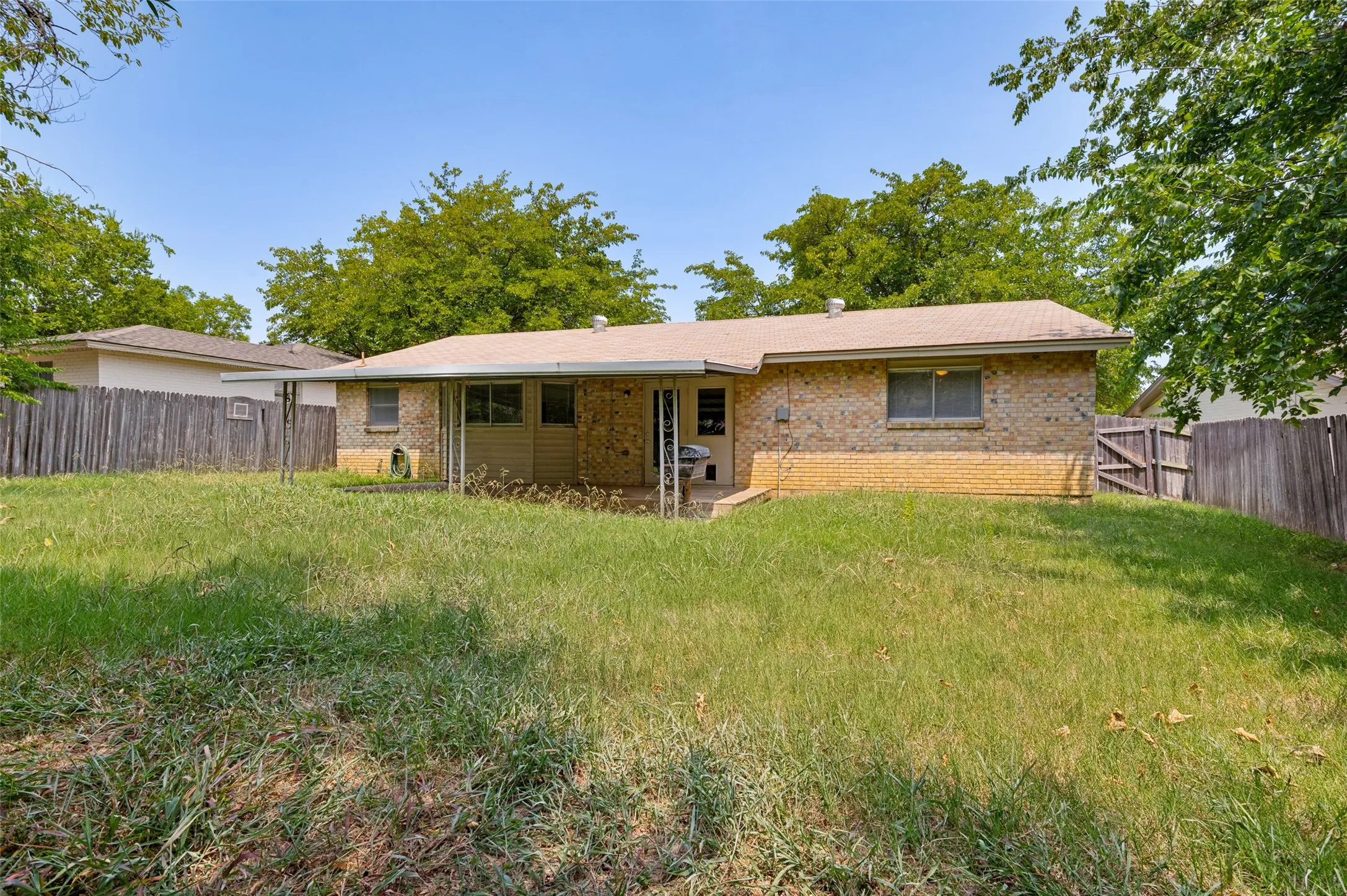 Single Family Residence For Sale in Tarrant County , 1514 Natches Drive, Arlington, Texas 76014, 3 Bedroom, 2 Bathroom, 2 Garage spaces, 1,341 Sqft, built in 1971, mls#21347390, Real Estate Agent in Arlington, Homes For Sale in Tarrant county, Homes For Sale in Arlington, Realtor in Arlington Texas, Real Estate Brokerage Independent Realty Texas, Luminita Cordes Realtor