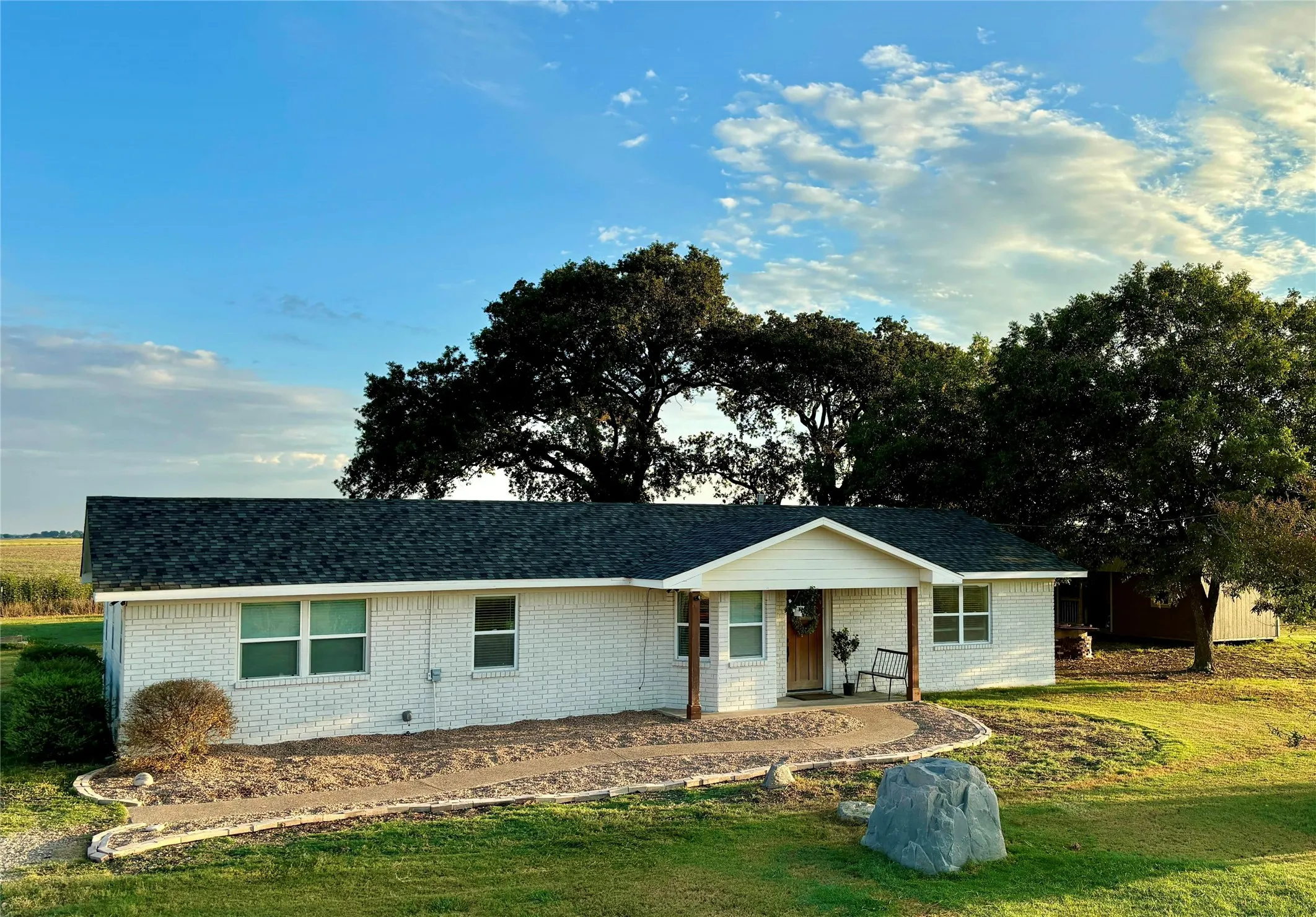 Single Family Residence For Sale in Mc Lennan County , 325 Grassy Way, Elm Mott, Texas 76640, 4 Bedroom, 3 Bathroom, Garage spaces, 1,798 Sqft, built in 1983, mls#21351932, Real Estate Agent in Elm Mott, Homes For Sale in Mc Lennan county, Homes For Sale in Elm Mott, Realtor in Elm Mott Texas, Real Estate Brokerage Independent Realty Texas, Luminita Cordes Realtor
