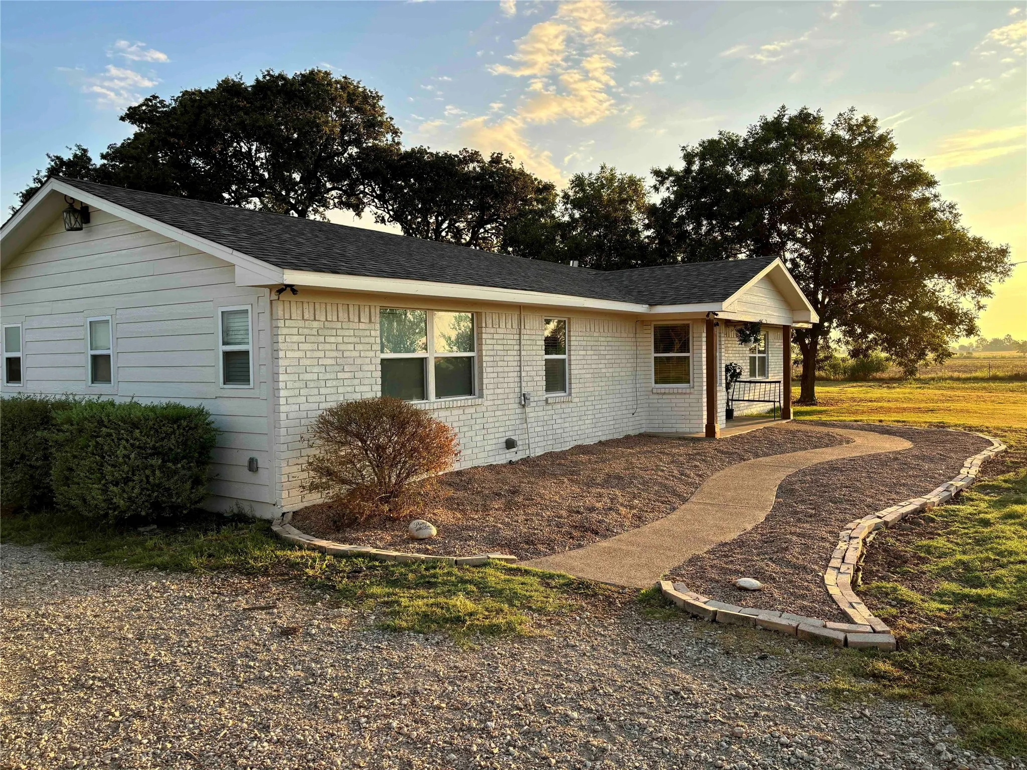 Single Family Residence For Sale in Mc Lennan County , 325 Grassy Way, Elm Mott, Texas 76640, 4 Bedroom, 3 Bathroom, Garage spaces, 1,798 Sqft, built in 1983, mls#21351932, Real Estate Agent in Elm Mott, Homes For Sale in Mc Lennan county, Homes For Sale in Elm Mott, Realtor in Elm Mott Texas, Real Estate Brokerage Independent Realty Texas, Luminita Cordes Realtor