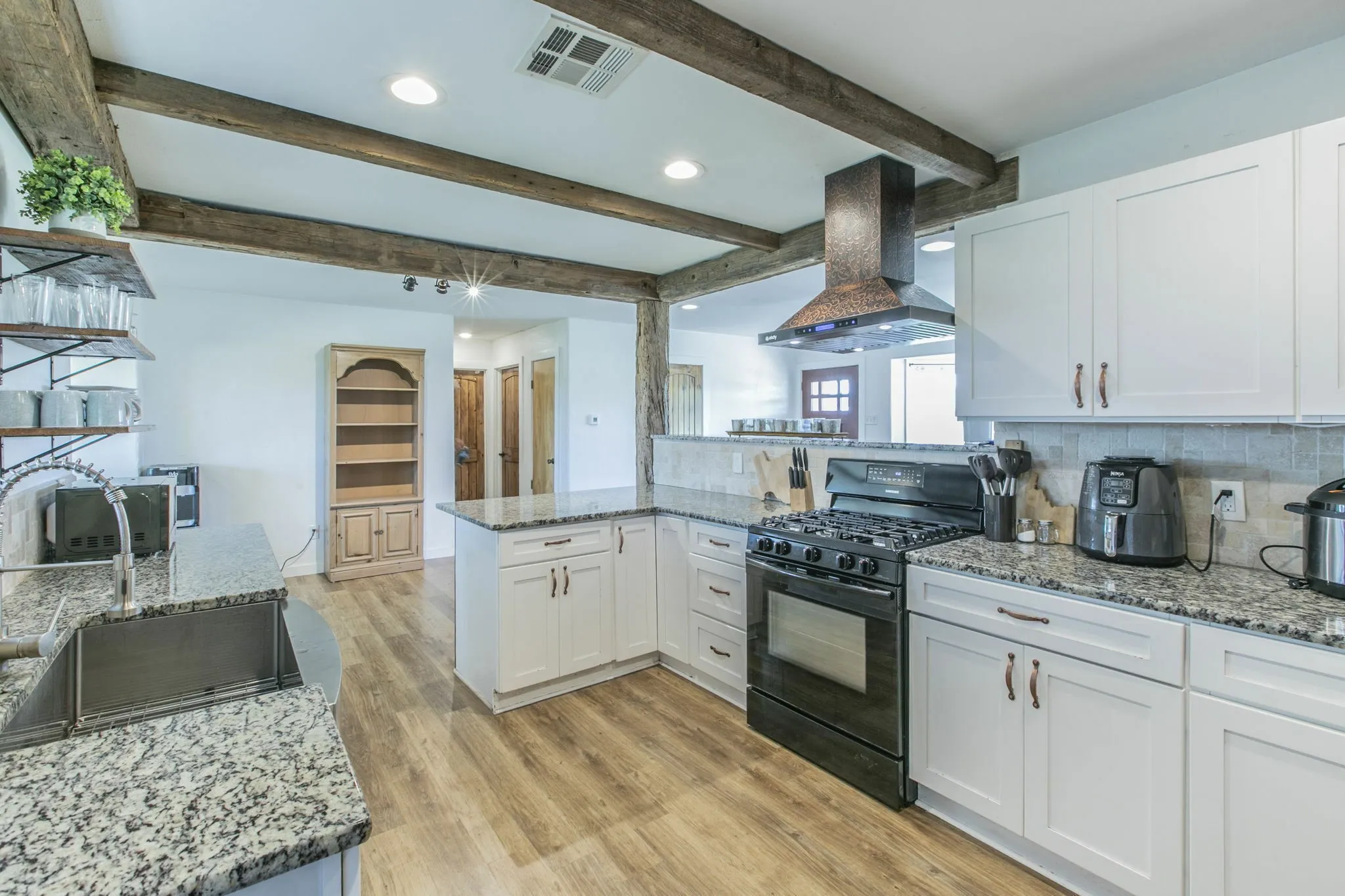 Single Family Residence For Sale in Mc Lennan County , 325 Grassy Way, Elm Mott, Texas 76640, 4 Bedroom, 3 Bathroom, Garage spaces, 1,798 Sqft, built in 1983, mls#21351932, Real Estate Agent in Elm Mott, Homes For Sale in Mc Lennan county, Homes For Sale in Elm Mott, Realtor in Elm Mott Texas, Real Estate Brokerage Independent Realty Texas, Luminita Cordes Realtor