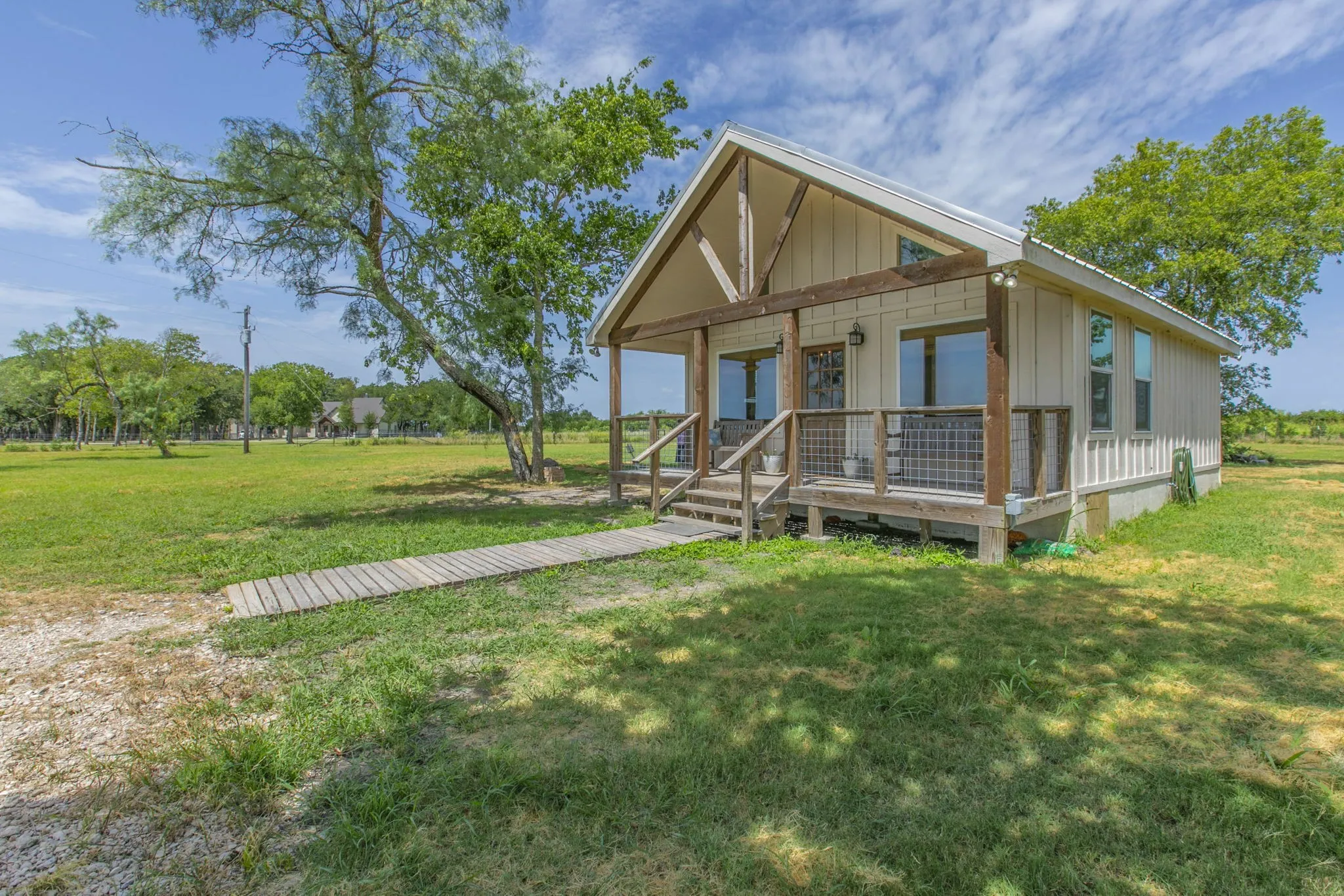 Single Family Residence For Sale in Mc Lennan County , 325 Grassy Way, Elm Mott, Texas 76640, 4 Bedroom, 3 Bathroom, Garage spaces, 1,798 Sqft, built in 1983, mls#21351932, Real Estate Agent in Elm Mott, Homes For Sale in Mc Lennan county, Homes For Sale in Elm Mott, Realtor in Elm Mott Texas, Real Estate Brokerage Independent Realty Texas, Luminita Cordes Realtor