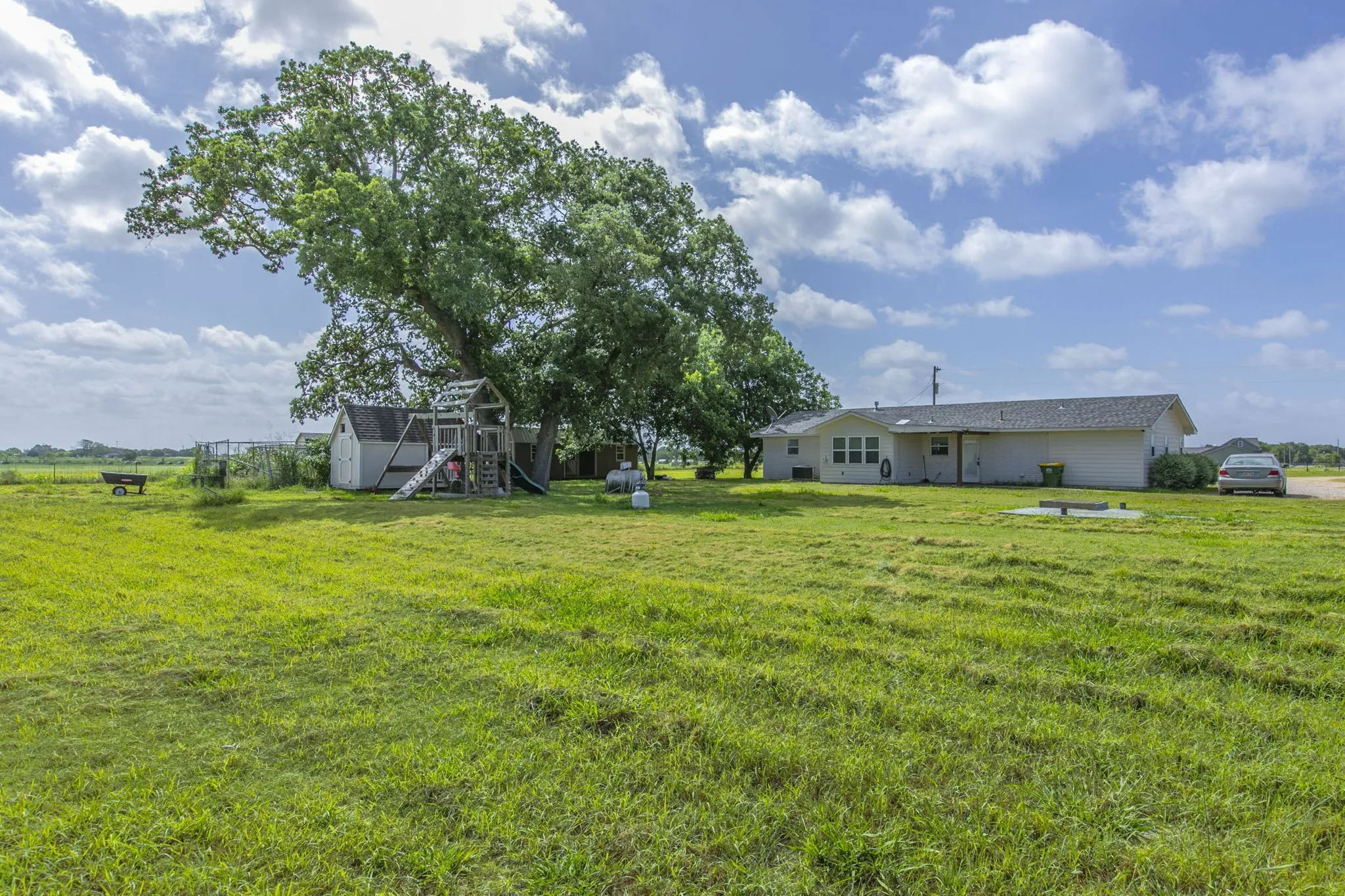 Single Family Residence For Sale in Mc Lennan County , 325 Grassy Way, Elm Mott, Texas 76640, 4 Bedroom, 3 Bathroom, Garage spaces, 1,798 Sqft, built in 1983, mls#21351932, Real Estate Agent in Elm Mott, Homes For Sale in Mc Lennan county, Homes For Sale in Elm Mott, Realtor in Elm Mott Texas, Real Estate Brokerage Independent Realty Texas, Luminita Cordes Realtor