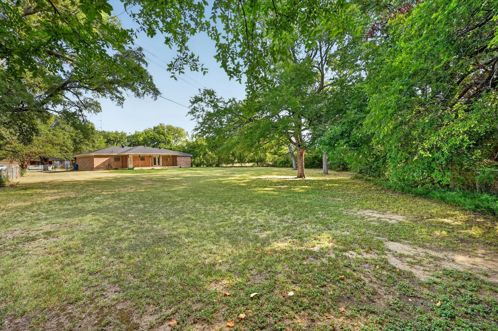 Single Family Residence For Sale in Johnson County , 312 E Miller Street, Burleson, Texas 76028, 3 Bedroom, 2 Bathroom, 2 Garage spaces, 1,453 Sqft, built in 1986, mls#21351244, Real Estate Agent in Burleson, Homes For Sale in Johnson county, Homes For Sale in Burleson, Realtor in Burleson Texas, Real Estate Brokerage Independent Realty Texas, Luminita Cordes Realtor
