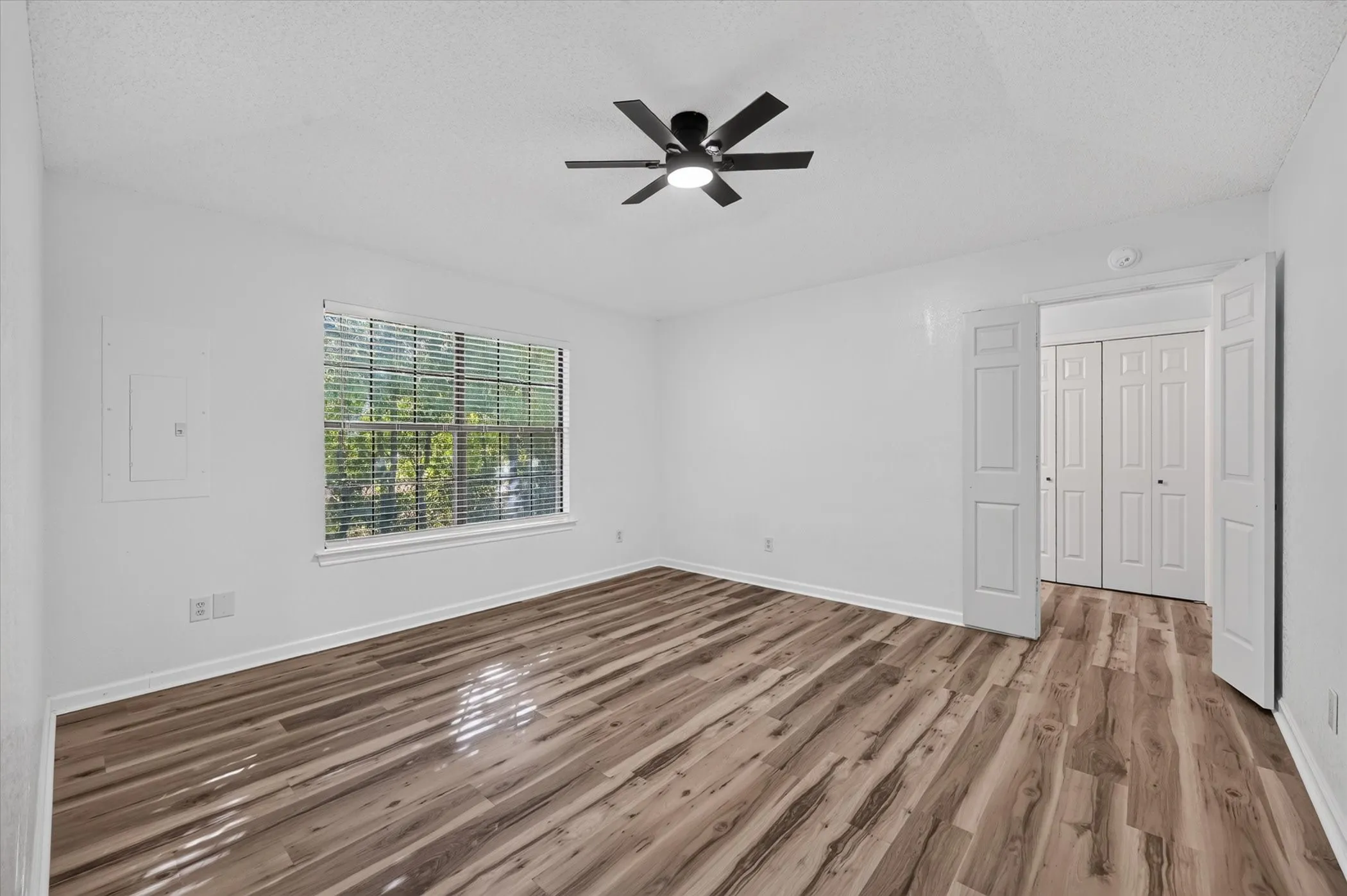 Single Family Residence For Sale in Johnson County , 312 E Miller Street, Burleson, Texas 76028, 3 Bedroom, 2 Bathroom, 2 Garage spaces, 1,453 Sqft, built in 1986, mls#21351244, Real Estate Agent in Burleson, Homes For Sale in Johnson county, Homes For Sale in Burleson, Realtor in Burleson Texas, Real Estate Brokerage Independent Realty Texas, Luminita Cordes Realtor