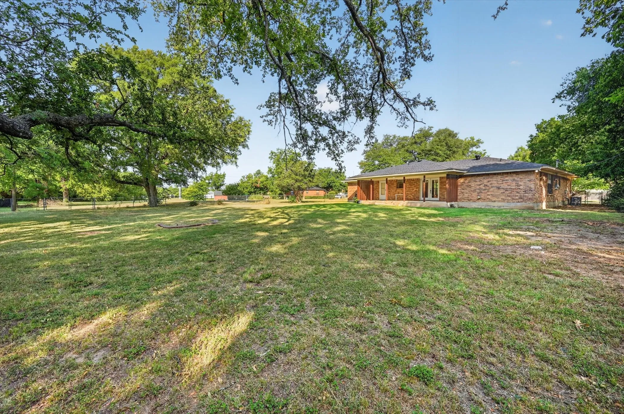 Single Family Residence For Sale in Johnson County , 312 E Miller Street, Burleson, Texas 76028, 3 Bedroom, 2 Bathroom, 2 Garage spaces, 1,453 Sqft, built in 1986, mls#21351244, Real Estate Agent in Burleson, Homes For Sale in Johnson county, Homes For Sale in Burleson, Realtor in Burleson Texas, Real Estate Brokerage Independent Realty Texas, Luminita Cordes Realtor
