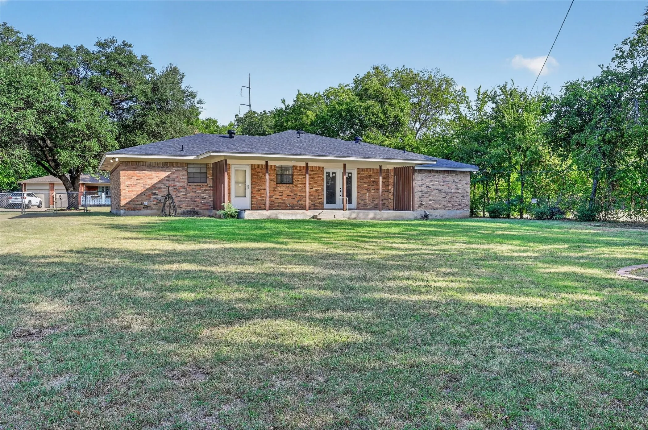 Single Family Residence For Sale in Johnson County , 312 E Miller Street, Burleson, Texas 76028, 3 Bedroom, 2 Bathroom, 2 Garage spaces, 1,453 Sqft, built in 1986, mls#21351244, Real Estate Agent in Burleson, Homes For Sale in Johnson county, Homes For Sale in Burleson, Realtor in Burleson Texas, Real Estate Brokerage Independent Realty Texas, Luminita Cordes Realtor
