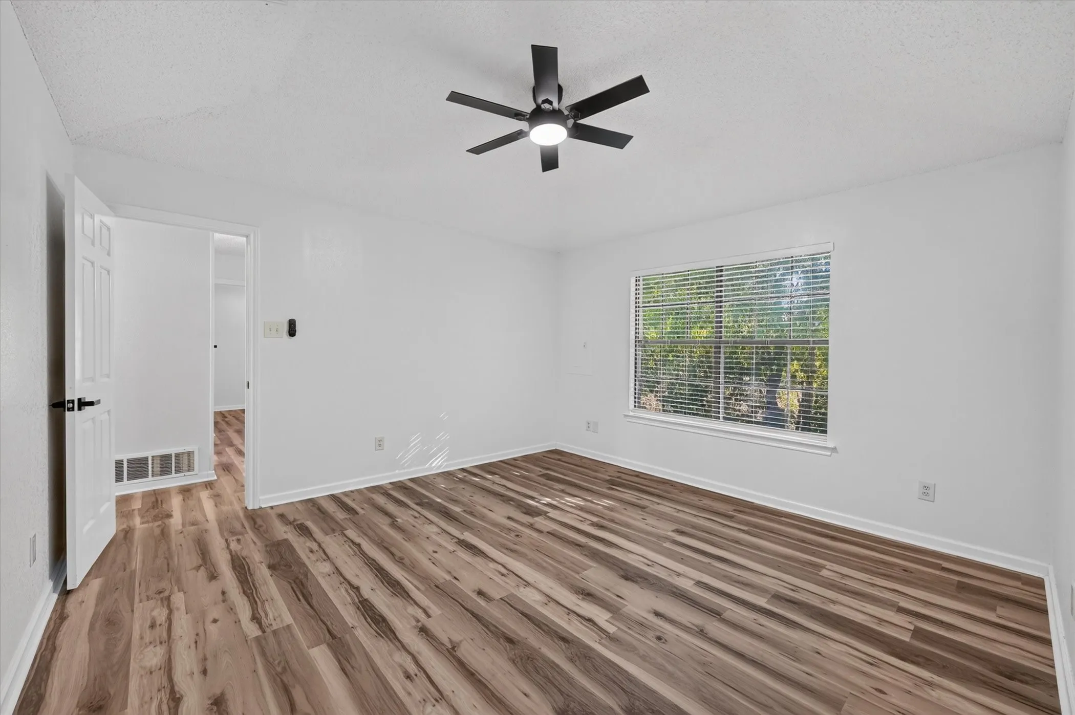 Single Family Residence For Sale in Johnson County , 312 E Miller Street, Burleson, Texas 76028, 3 Bedroom, 2 Bathroom, 2 Garage spaces, 1,453 Sqft, built in 1986, mls#21351244, Real Estate Agent in Burleson, Homes For Sale in Johnson county, Homes For Sale in Burleson, Realtor in Burleson Texas, Real Estate Brokerage Independent Realty Texas, Luminita Cordes Realtor