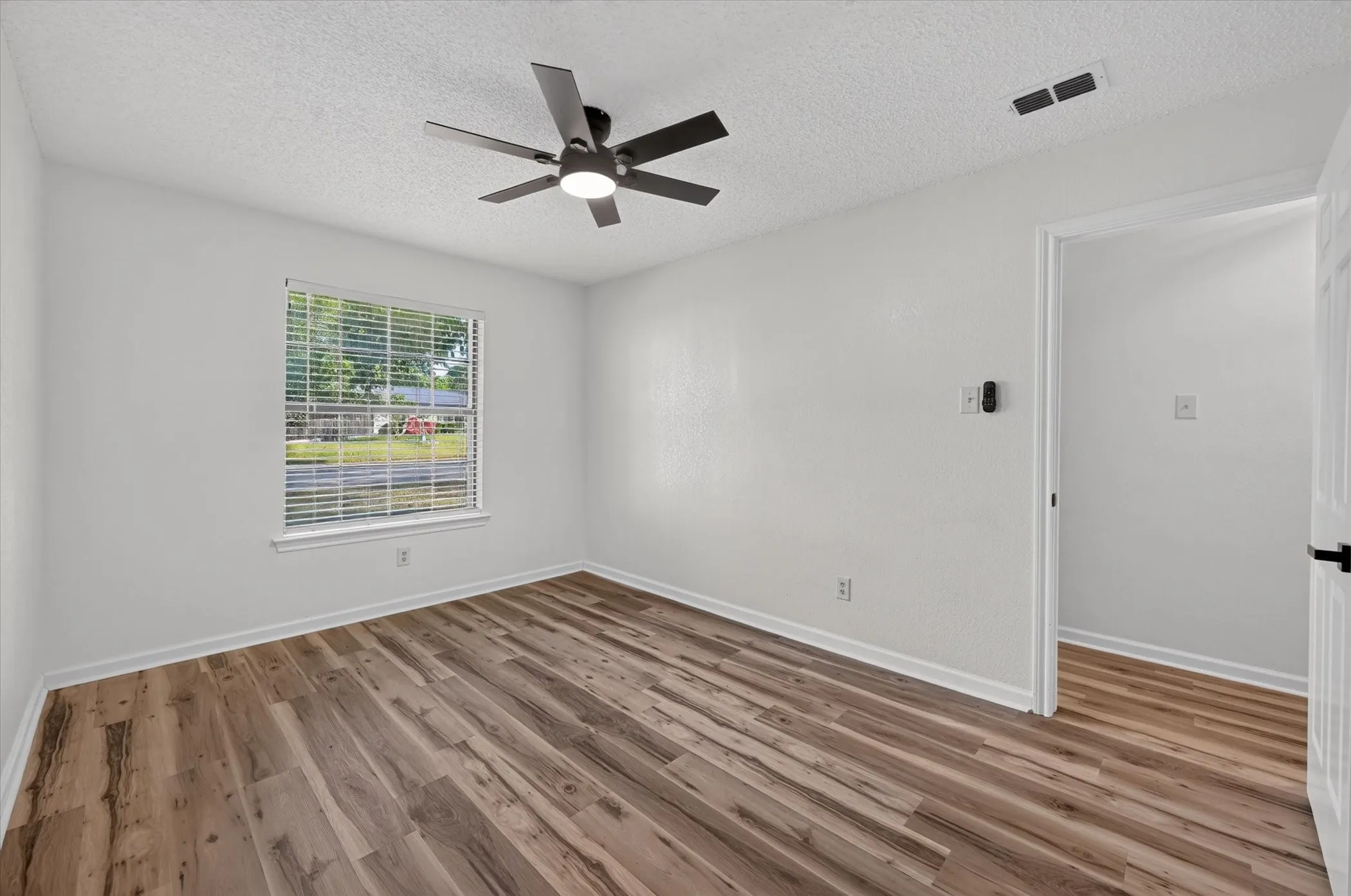 Single Family Residence For Sale in Johnson County , 312 E Miller Street, Burleson, Texas 76028, 3 Bedroom, 2 Bathroom, 2 Garage spaces, 1,453 Sqft, built in 1986, mls#21351244, Real Estate Agent in Burleson, Homes For Sale in Johnson county, Homes For Sale in Burleson, Realtor in Burleson Texas, Real Estate Brokerage Independent Realty Texas, Luminita Cordes Realtor