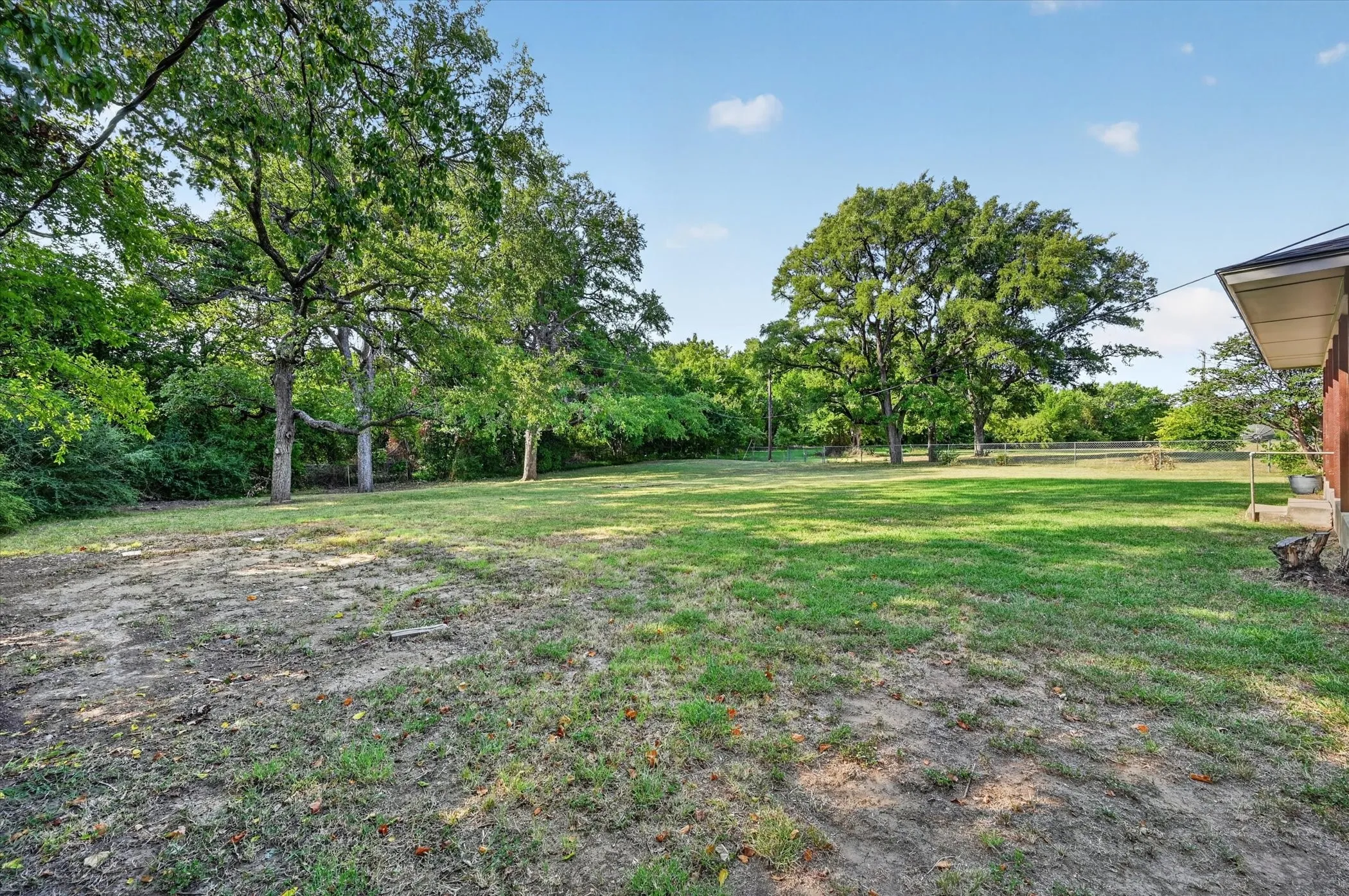 Single Family Residence For Sale in Johnson County , 312 E Miller Street, Burleson, Texas 76028, 3 Bedroom, 2 Bathroom, 2 Garage spaces, 1,453 Sqft, built in 1986, mls#21351244, Real Estate Agent in Burleson, Homes For Sale in Johnson county, Homes For Sale in Burleson, Realtor in Burleson Texas, Real Estate Brokerage Independent Realty Texas, Luminita Cordes Realtor