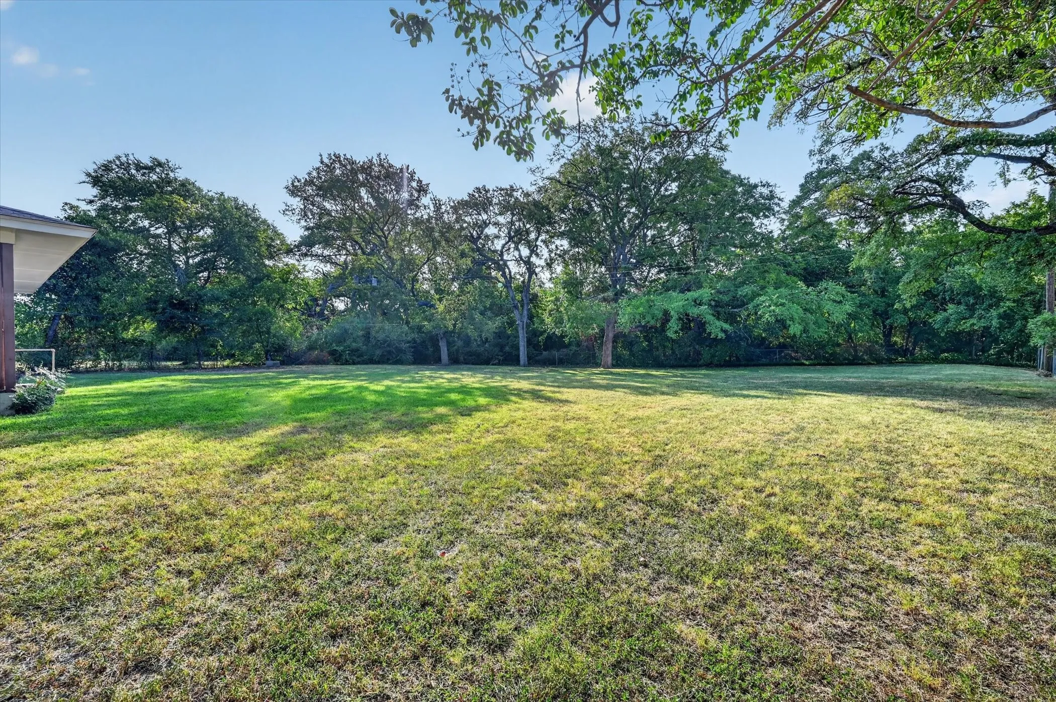 Single Family Residence For Sale in Johnson County , 312 E Miller Street, Burleson, Texas 76028, 3 Bedroom, 2 Bathroom, 2 Garage spaces, 1,453 Sqft, built in 1986, mls#21351244, Real Estate Agent in Burleson, Homes For Sale in Johnson county, Homes For Sale in Burleson, Realtor in Burleson Texas, Real Estate Brokerage Independent Realty Texas, Luminita Cordes Realtor