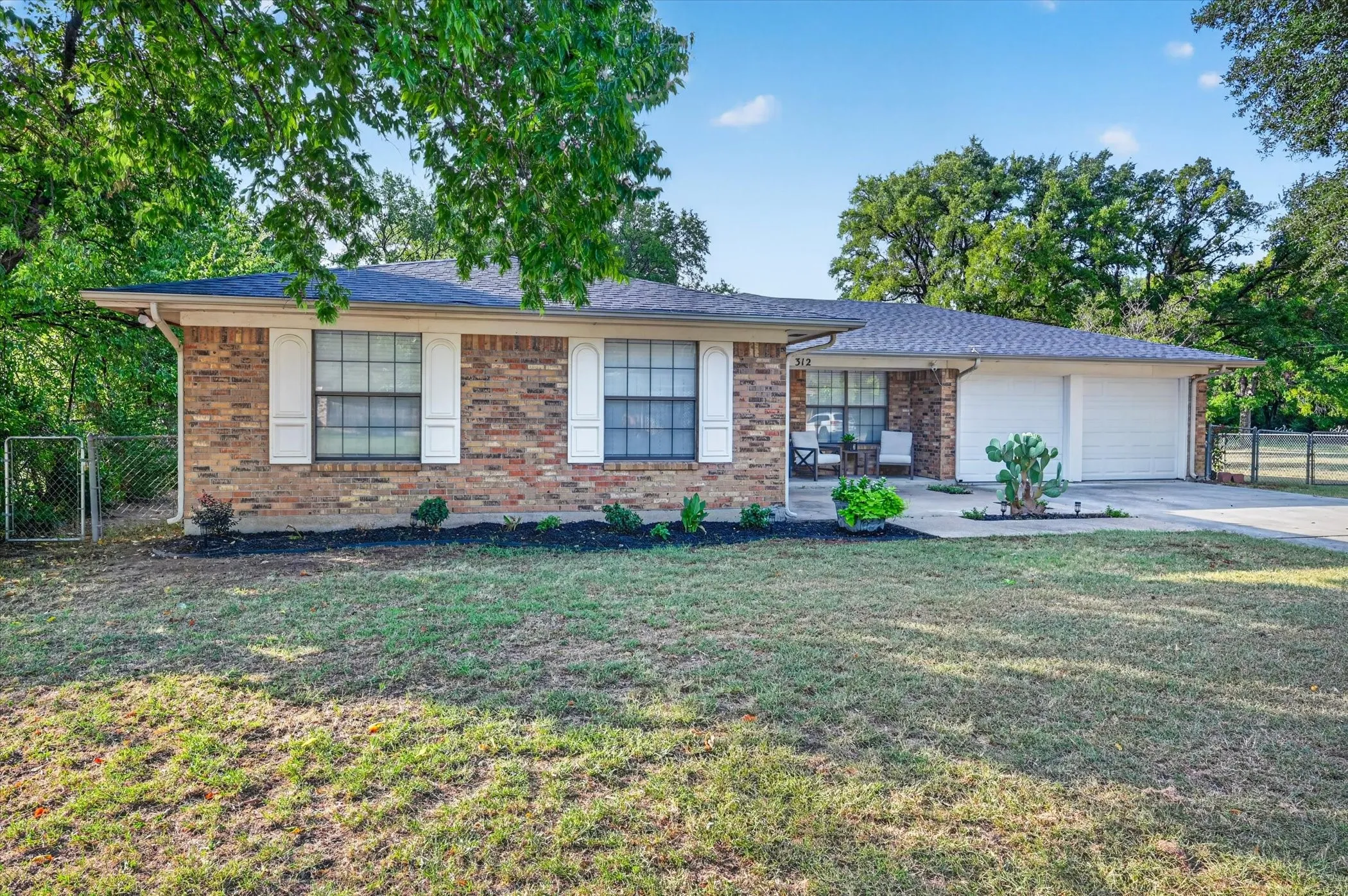 Single Family Residence For Sale in Johnson County , 312 E Miller Street, Burleson, Texas 76028, 3 Bedroom, 2 Bathroom, 2 Garage spaces, 1,453 Sqft, built in 1986, mls#21351244, Real Estate Agent in Burleson, Homes For Sale in Johnson county, Homes For Sale in Burleson, Realtor in Burleson Texas, Real Estate Brokerage Independent Realty Texas, Luminita Cordes Realtor
