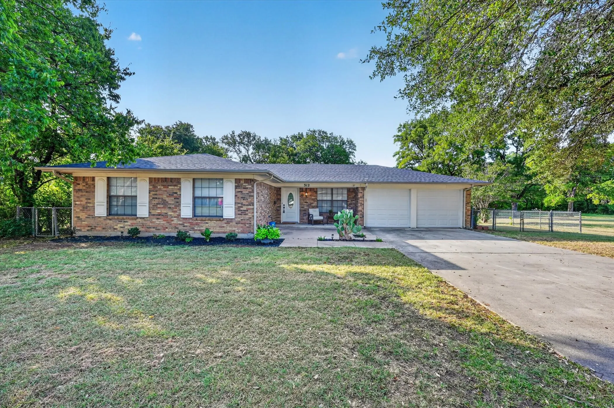 Single Family Residence For Sale in Johnson County , 312 E Miller Street, Burleson, Texas 76028, 3 Bedroom, 2 Bathroom, 2 Garage spaces, 1,453 Sqft, built in 1986, mls#21351244, Real Estate Agent in Burleson, Homes For Sale in Johnson county, Homes For Sale in Burleson, Realtor in Burleson Texas, Real Estate Brokerage Independent Realty Texas, Luminita Cordes Realtor