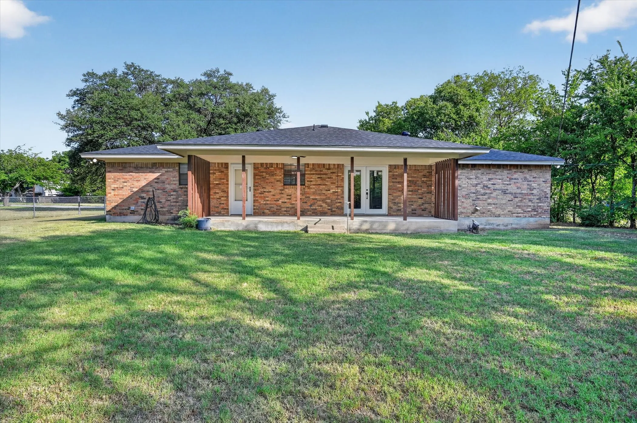 Single Family Residence For Sale in Johnson County , 312 E Miller Street, Burleson, Texas 76028, 3 Bedroom, 2 Bathroom, 2 Garage spaces, 1,453 Sqft, built in 1986, mls#21351244, Real Estate Agent in Burleson, Homes For Sale in Johnson county, Homes For Sale in Burleson, Realtor in Burleson Texas, Real Estate Brokerage Independent Realty Texas, Luminita Cordes Realtor