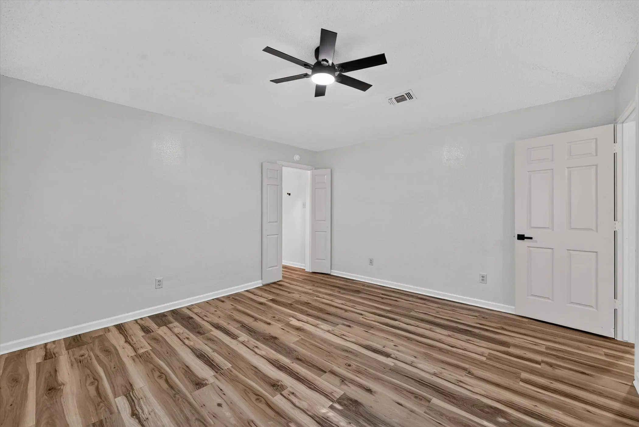 Single Family Residence For Sale in Johnson County , 312 E Miller Street, Burleson, Texas 76028, 3 Bedroom, 2 Bathroom, 2 Garage spaces, 1,453 Sqft, built in 1986, mls#21351244, Real Estate Agent in Burleson, Homes For Sale in Johnson county, Homes For Sale in Burleson, Realtor in Burleson Texas, Real Estate Brokerage Independent Realty Texas, Luminita Cordes Realtor