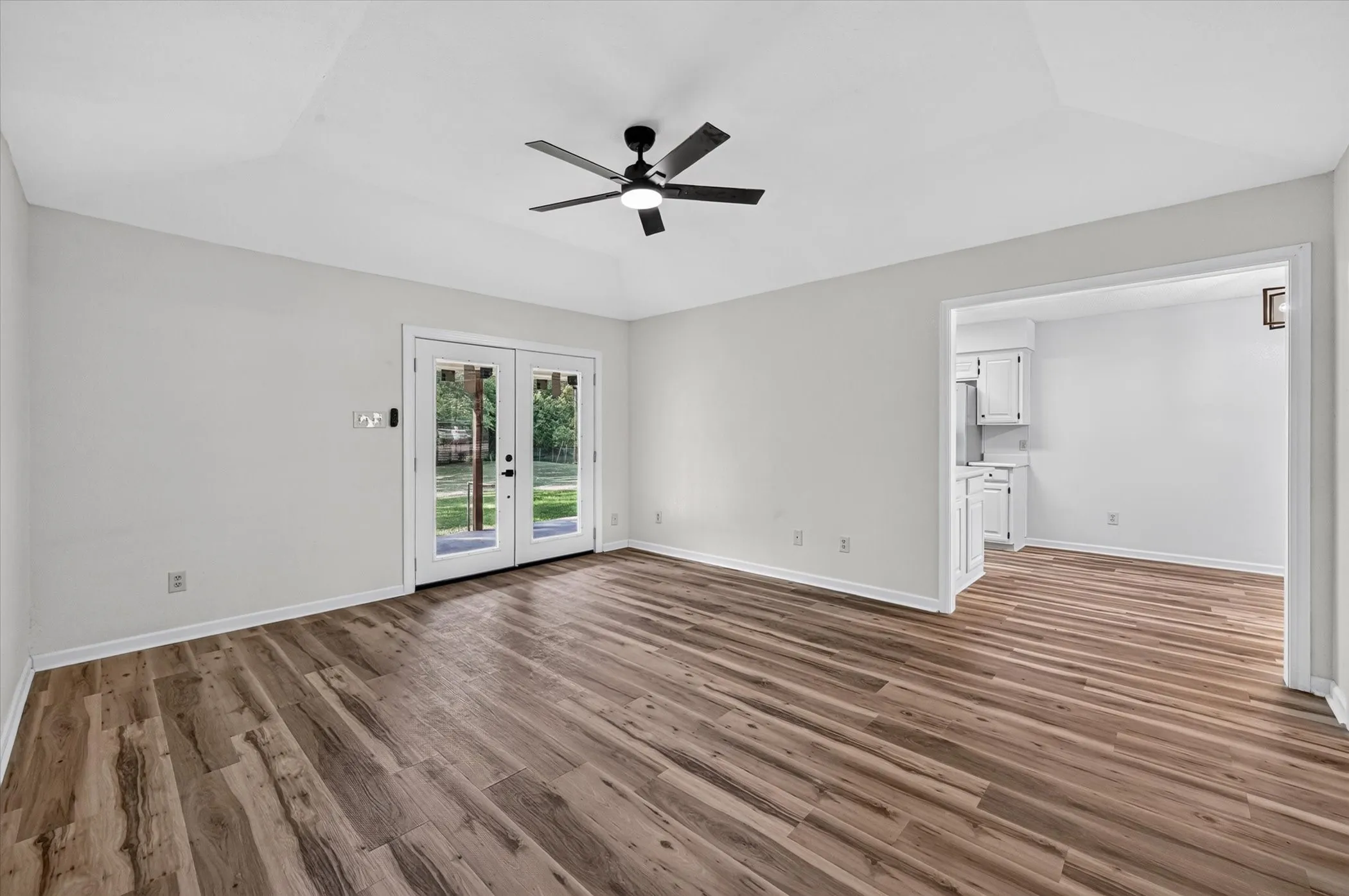 Single Family Residence For Sale in Johnson County , 312 E Miller Street, Burleson, Texas 76028, 3 Bedroom, 2 Bathroom, 2 Garage spaces, 1,453 Sqft, built in 1986, mls#21351244, Real Estate Agent in Burleson, Homes For Sale in Johnson county, Homes For Sale in Burleson, Realtor in Burleson Texas, Real Estate Brokerage Independent Realty Texas, Luminita Cordes Realtor
