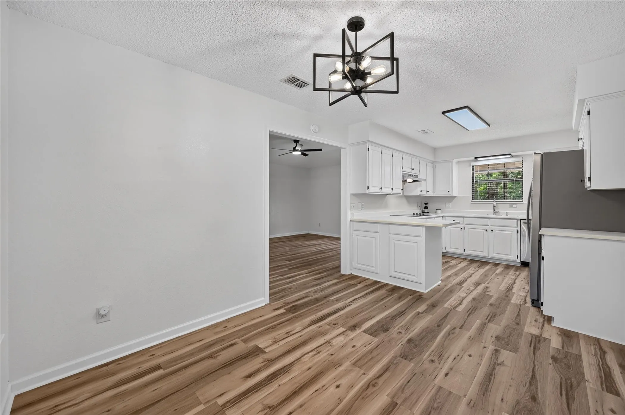 Single Family Residence For Sale in Johnson County , 312 E Miller Street, Burleson, Texas 76028, 3 Bedroom, 2 Bathroom, 2 Garage spaces, 1,453 Sqft, built in 1986, mls#21351244, Real Estate Agent in Burleson, Homes For Sale in Johnson county, Homes For Sale in Burleson, Realtor in Burleson Texas, Real Estate Brokerage Independent Realty Texas, Luminita Cordes Realtor