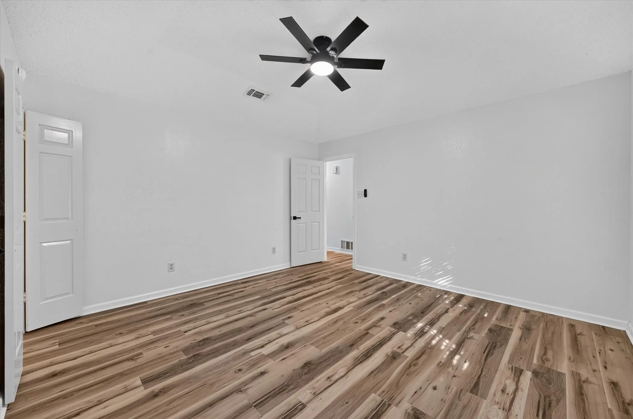 Single Family Residence For Sale in Johnson County , 312 E Miller Street, Burleson, Texas 76028, 3 Bedroom, 2 Bathroom, 2 Garage spaces, 1,453 Sqft, built in 1986, mls#21351244, Real Estate Agent in Burleson, Homes For Sale in Johnson county, Homes For Sale in Burleson, Realtor in Burleson Texas, Real Estate Brokerage Independent Realty Texas, Luminita Cordes Realtor