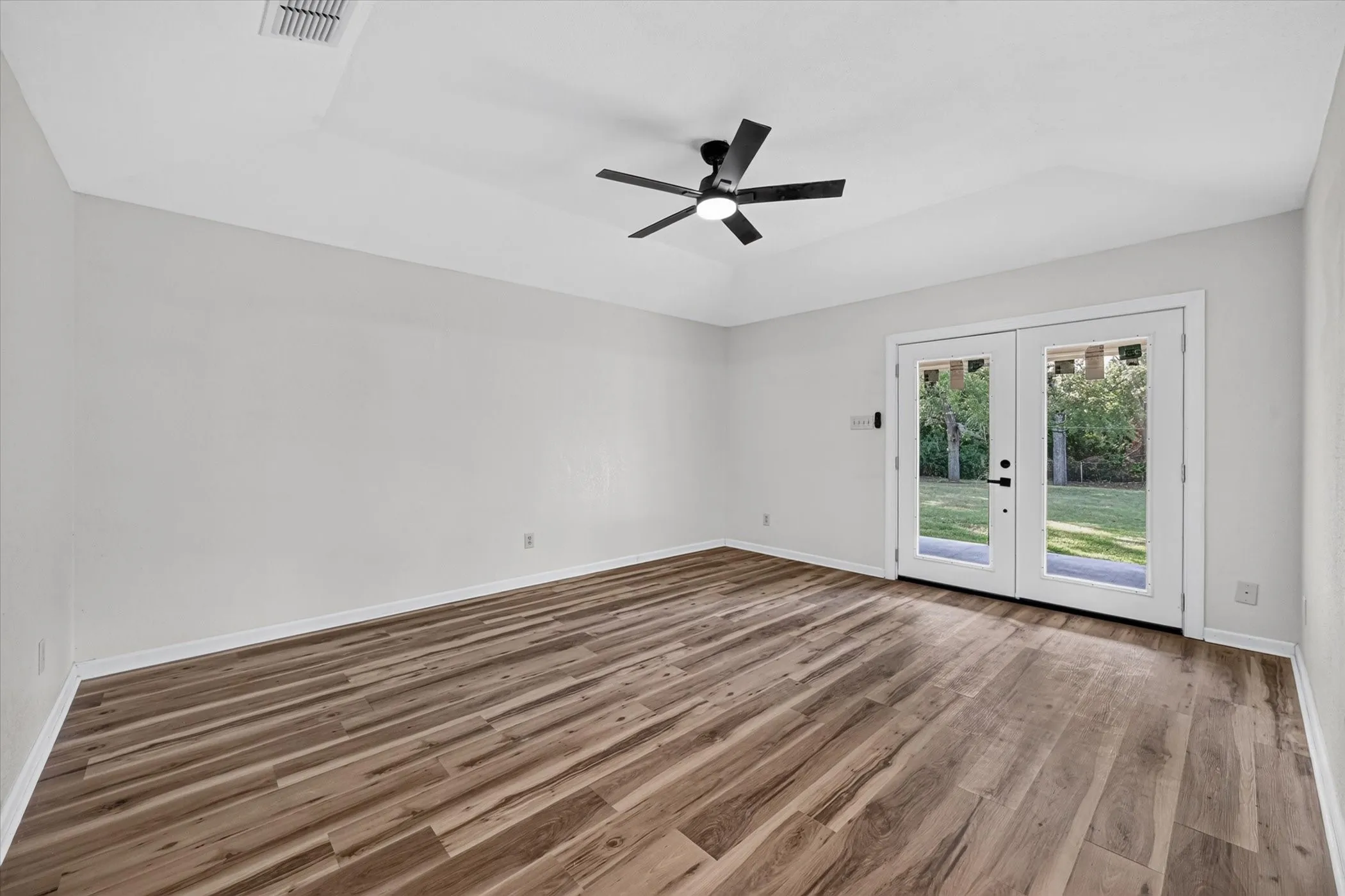 Single Family Residence For Sale in Johnson County , 312 E Miller Street, Burleson, Texas 76028, 3 Bedroom, 2 Bathroom, 2 Garage spaces, 1,453 Sqft, built in 1986, mls#21351244, Real Estate Agent in Burleson, Homes For Sale in Johnson county, Homes For Sale in Burleson, Realtor in Burleson Texas, Real Estate Brokerage Independent Realty Texas, Luminita Cordes Realtor