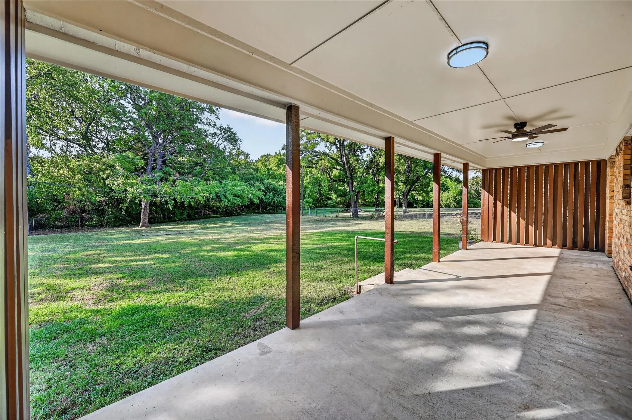Single Family Residence For Sale in Johnson County , 312 E Miller Street, Burleson, Texas 76028, 3 Bedroom, 2 Bathroom, 2 Garage spaces, 1,453 Sqft, built in 1986, mls#21351244, Real Estate Agent in Burleson, Homes For Sale in Johnson county, Homes For Sale in Burleson, Realtor in Burleson Texas, Real Estate Brokerage Independent Realty Texas, Luminita Cordes Realtor