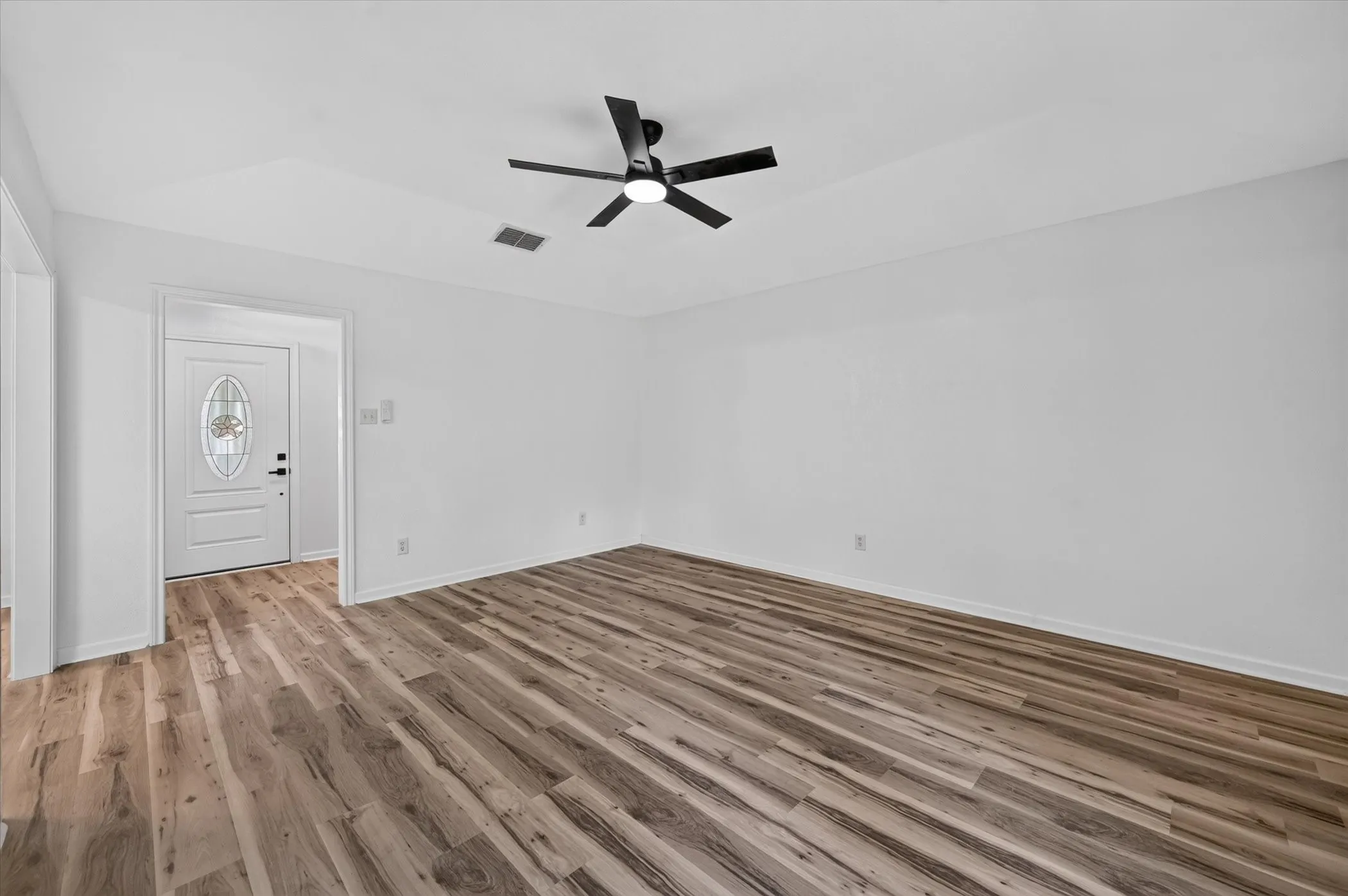 Single Family Residence For Sale in Johnson County , 312 E Miller Street, Burleson, Texas 76028, 3 Bedroom, 2 Bathroom, 2 Garage spaces, 1,453 Sqft, built in 1986, mls#21351244, Real Estate Agent in Burleson, Homes For Sale in Johnson county, Homes For Sale in Burleson, Realtor in Burleson Texas, Real Estate Brokerage Independent Realty Texas, Luminita Cordes Realtor