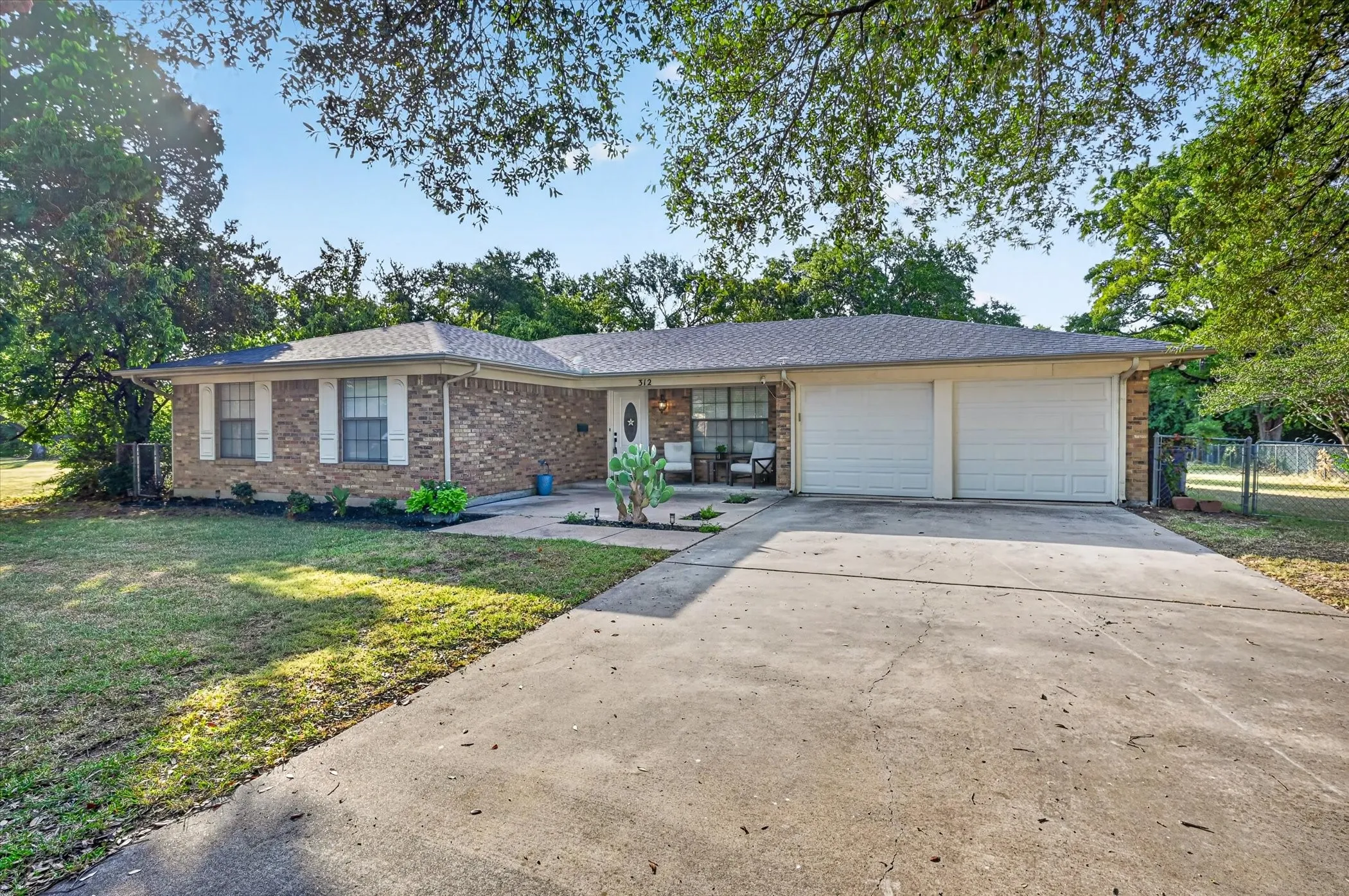 Single Family Residence For Sale in Johnson County , 312 E Miller Street, Burleson, Texas 76028, 3 Bedroom, 2 Bathroom, 2 Garage spaces, 1,453 Sqft, built in 1986, mls#21351244, Real Estate Agent in Burleson, Homes For Sale in Johnson county, Homes For Sale in Burleson, Realtor in Burleson Texas, Real Estate Brokerage Independent Realty Texas, Luminita Cordes Realtor