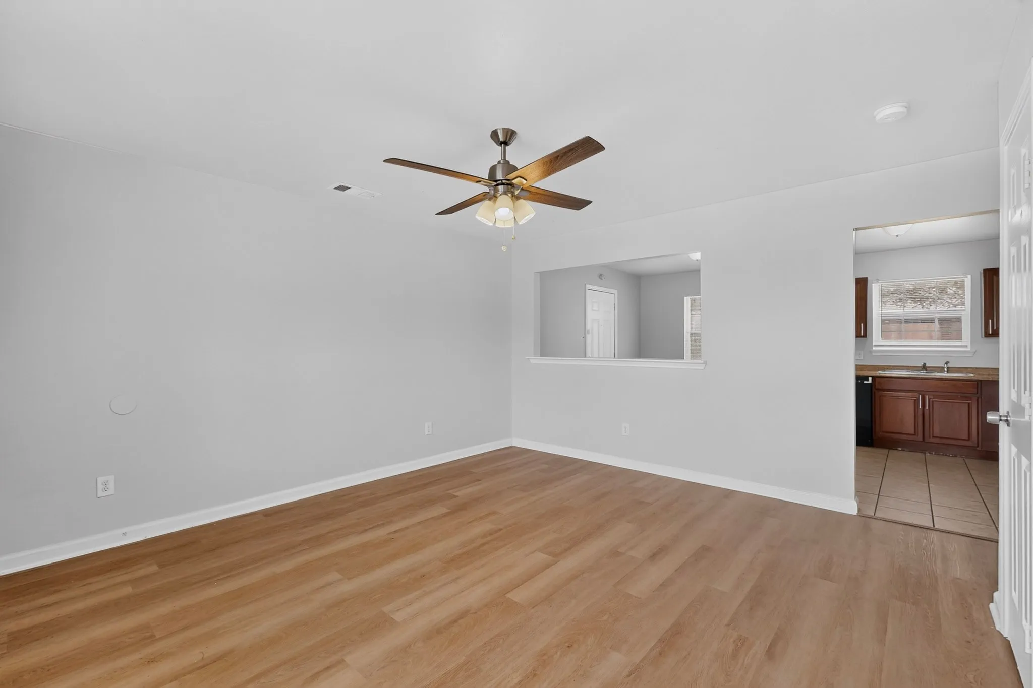 Single Family Residence For Rent in Tarrant County , 4525 Hunter Street, Haltom City, Texas 76117, 3 Bedroom, 2 Bathroom, 1 Garage spaces, 1,061 Sqft, built in 1960, mls#21352247, Real Estate Agent in Haltom City, Homes For Rent in Tarrant county, Homes For Rent in Haltom City, Realtor in Haltom City Texas, Real Estate Brokerage Independent Realty Texas, Luminita Cordes Realtor