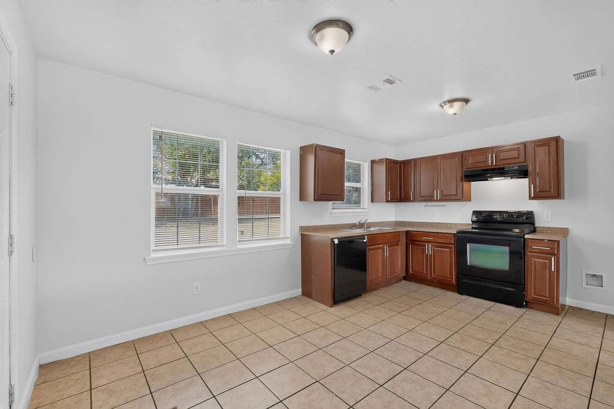 Single Family Residence For Rent in Tarrant County , 4525 Hunter Street, Haltom City, Texas 76117, 3 Bedroom, 2 Bathroom, 1 Garage spaces, 1,061 Sqft, built in 1960, mls#21352247, Real Estate Agent in Haltom City, Homes For Rent in Tarrant county, Homes For Rent in Haltom City, Realtor in Haltom City Texas, Real Estate Brokerage Independent Realty Texas, Luminita Cordes Realtor