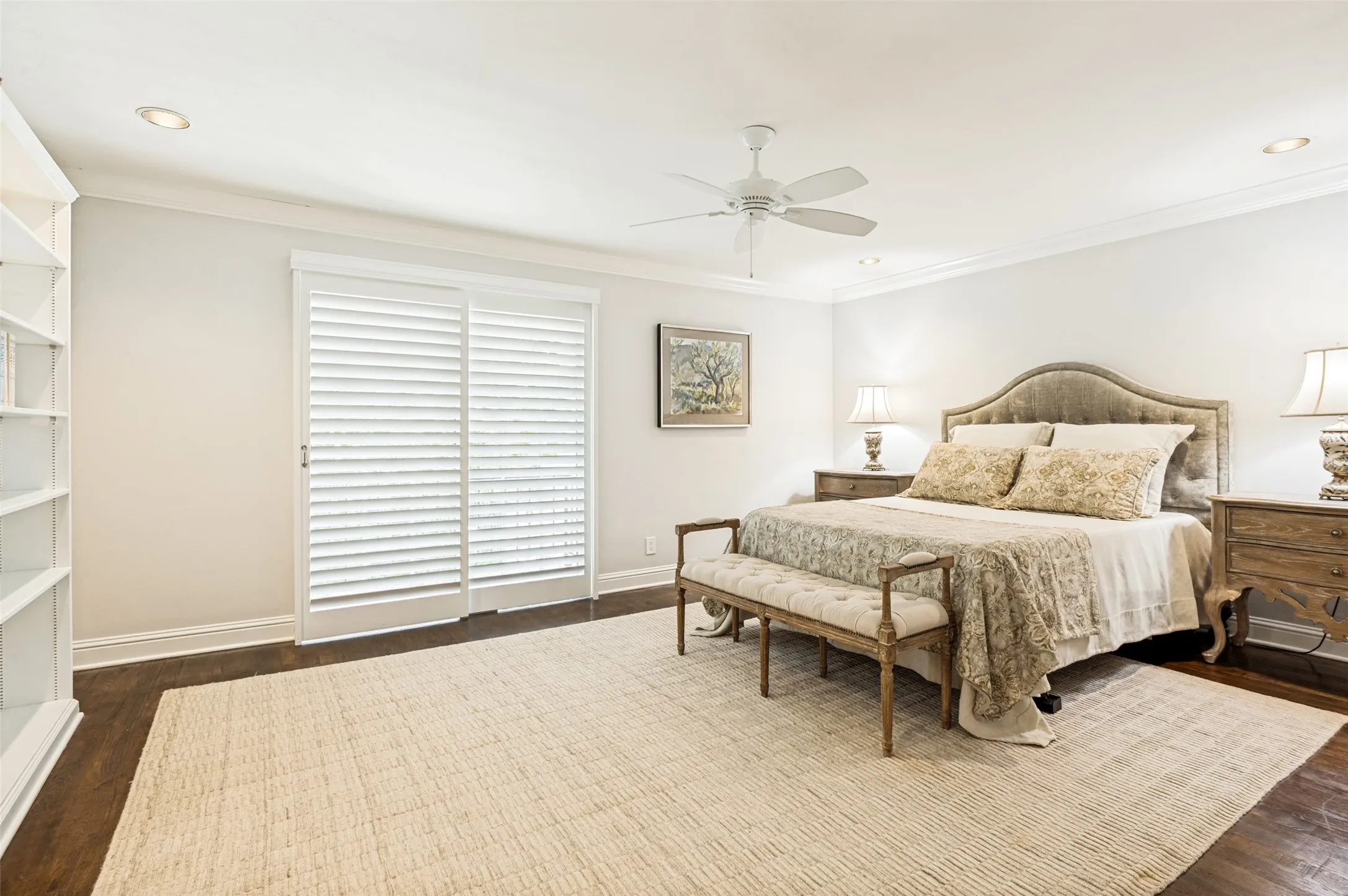 Bookcases, balcony and Spacious