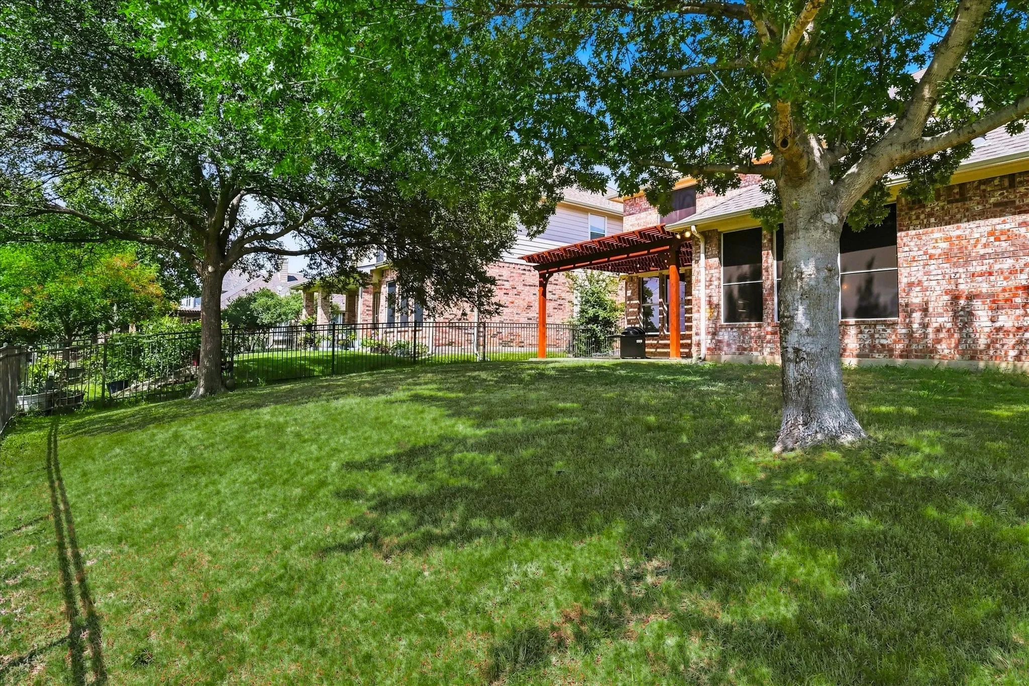 Single Family Residence For Sale in Denton County , 1581 Meadows Avenue, Lantana, Texas 76226, 4 Bedroom, 4 Bathroom, 3 Garage spaces, 2,674 Sqft, built in 2004, mls#21352235, Real Estate Agent in Lantana, Homes For Sale in Denton county, Homes For Sale in Lantana, Realtor in Lantana Texas, Real Estate Brokerage Independent Realty Texas, Luminita Cordes Realtor