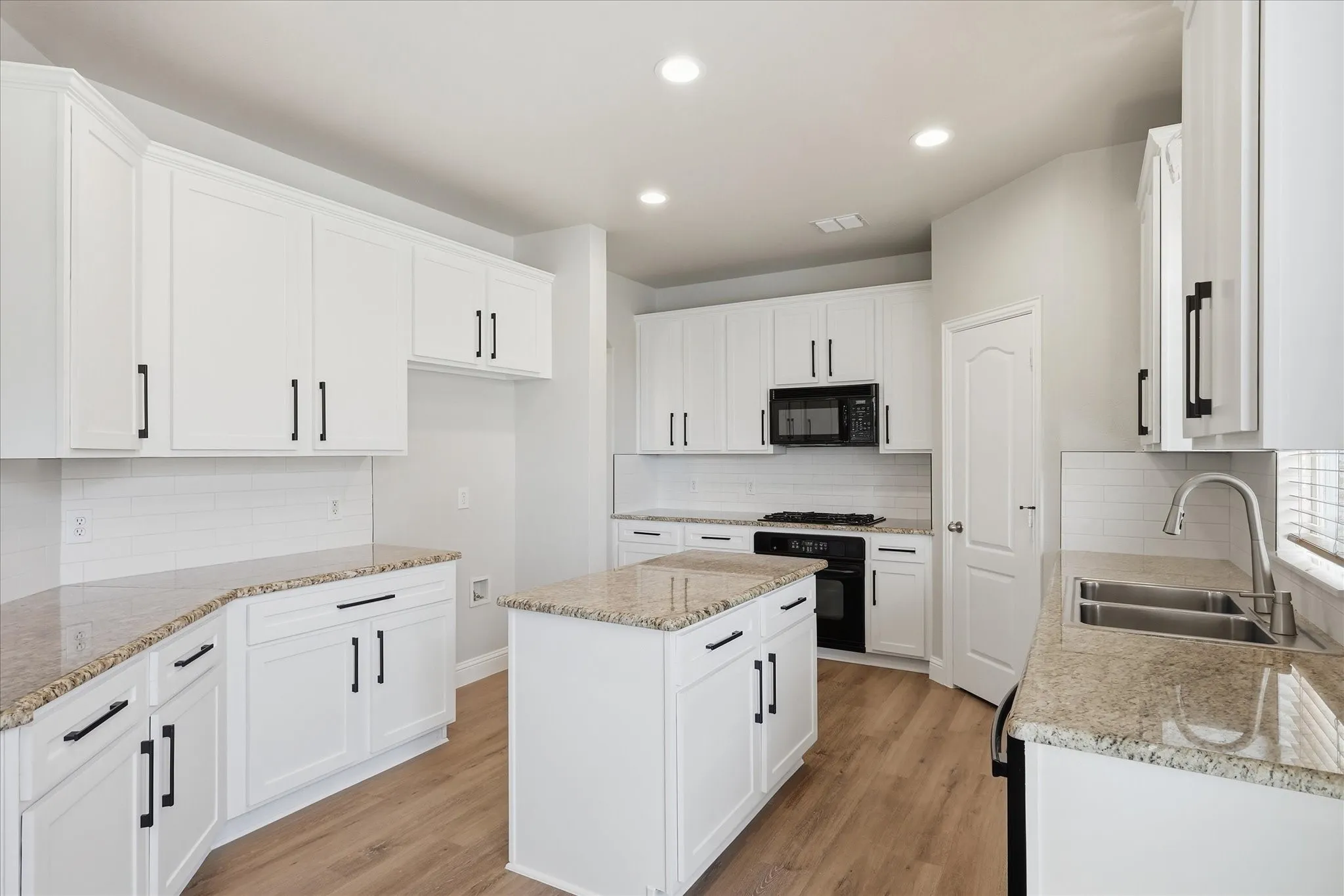 Single Family Residence For Sale in Denton County , 1581 Meadows Avenue, Lantana, Texas 76226, 4 Bedroom, 4 Bathroom, 3 Garage spaces, 2,674 Sqft, built in 2004, mls#21352235, Real Estate Agent in Lantana, Homes For Sale in Denton county, Homes For Sale in Lantana, Realtor in Lantana Texas, Real Estate Brokerage Independent Realty Texas, Luminita Cordes Realtor