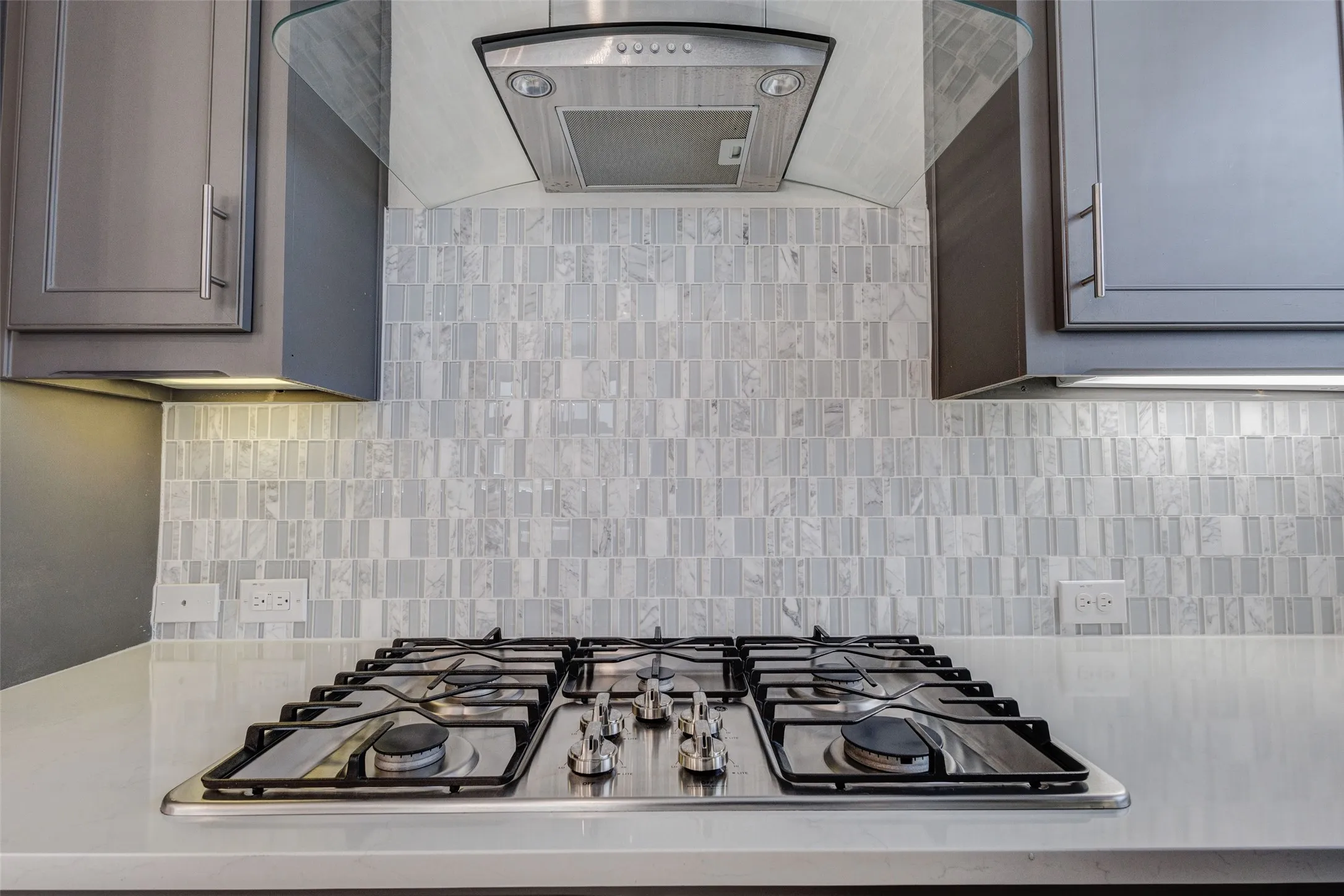 Townhouse For Sale in Dallas County , 8234 Laflin Lane, Dallas, Texas 75231, 2 Bedroom, 2 Bathroom, 2 Garage spaces, 1,438 Sqft, built in 2018, Price $474,900, mls#21352255, Real Estate Agent in Dallas, Homes For Sale in Dallas county, Homes For Sale in Dallas, Realtor in Dallas Texas, Real Estate Brokerage Independent Realty Texas, Luminita Cordes Realtor
