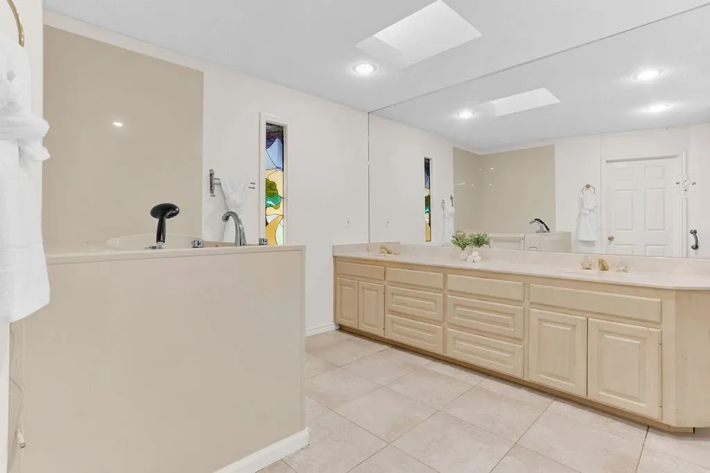 Single Family Residence For Sale in Smith County , 1633 Brookhollow Drive, Hideaway, Texas 75771, 3 Bedroom, 3 Bathroom, 2 Garage spaces, 2,494 Sqft, built in 1995, mls#21352259, Real Estate Agent in Hideaway, Homes For Sale in Smith county, Homes For Sale in Hideaway, Realtor in Hideaway Texas, Real Estate Brokerage Independent Realty Texas, Luminita Cordes Realtor