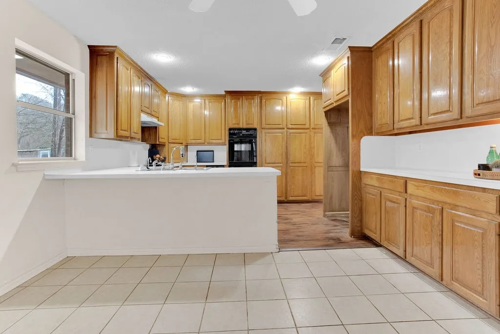 Single Family Residence For Sale in Smith County , 1633 Brookhollow Drive, Hideaway, Texas 75771, 3 Bedroom, 3 Bathroom, 2 Garage spaces, 2,494 Sqft, built in 1995, mls#21352259, Real Estate Agent in Hideaway, Homes For Sale in Smith county, Homes For Sale in Hideaway, Realtor in Hideaway Texas, Real Estate Brokerage Independent Realty Texas, Luminita Cordes Realtor